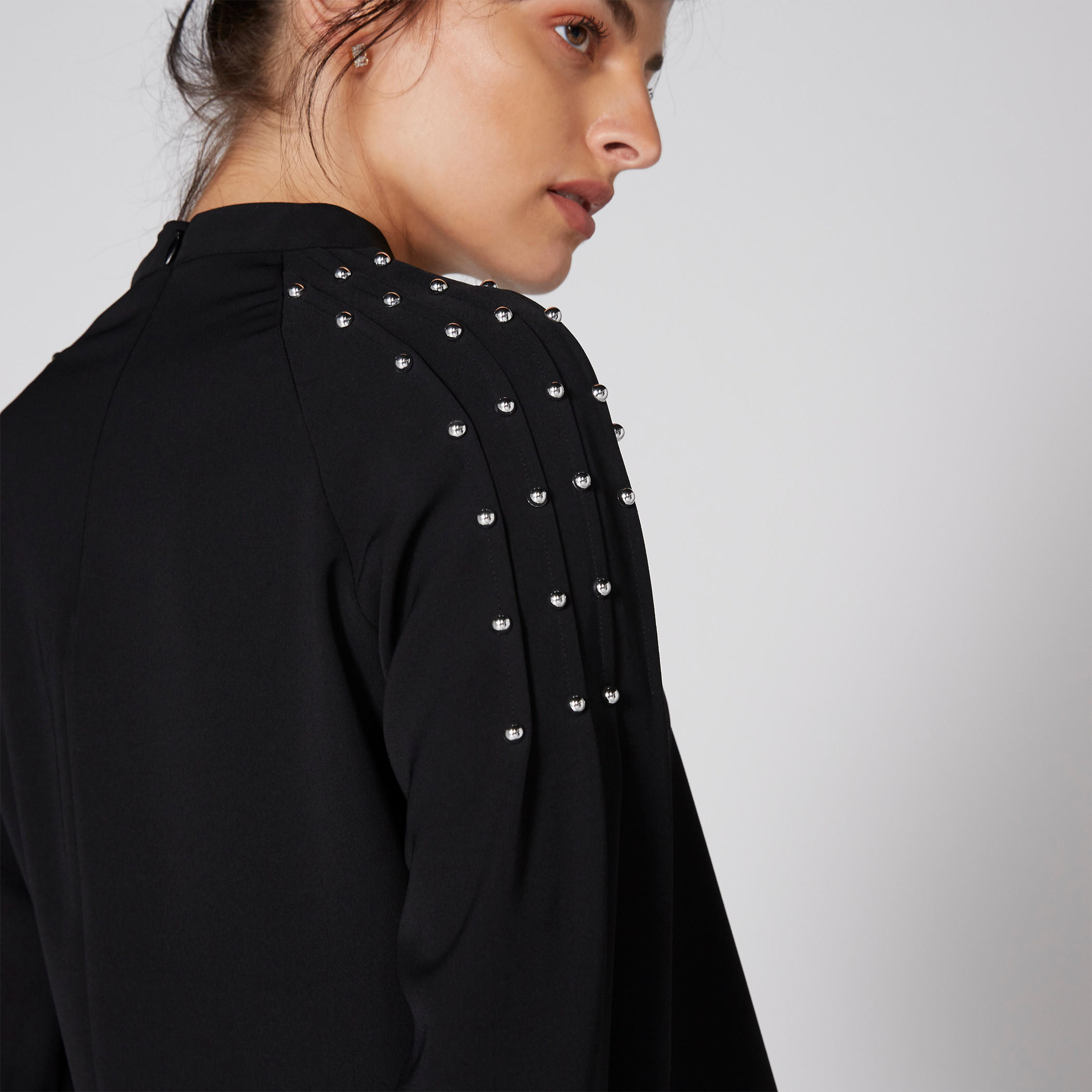 بلوزة مزيّنة بياقة عالية وأكمام طويلة من إيل-women-clothing-shirtsandblouses-blouses-image-4