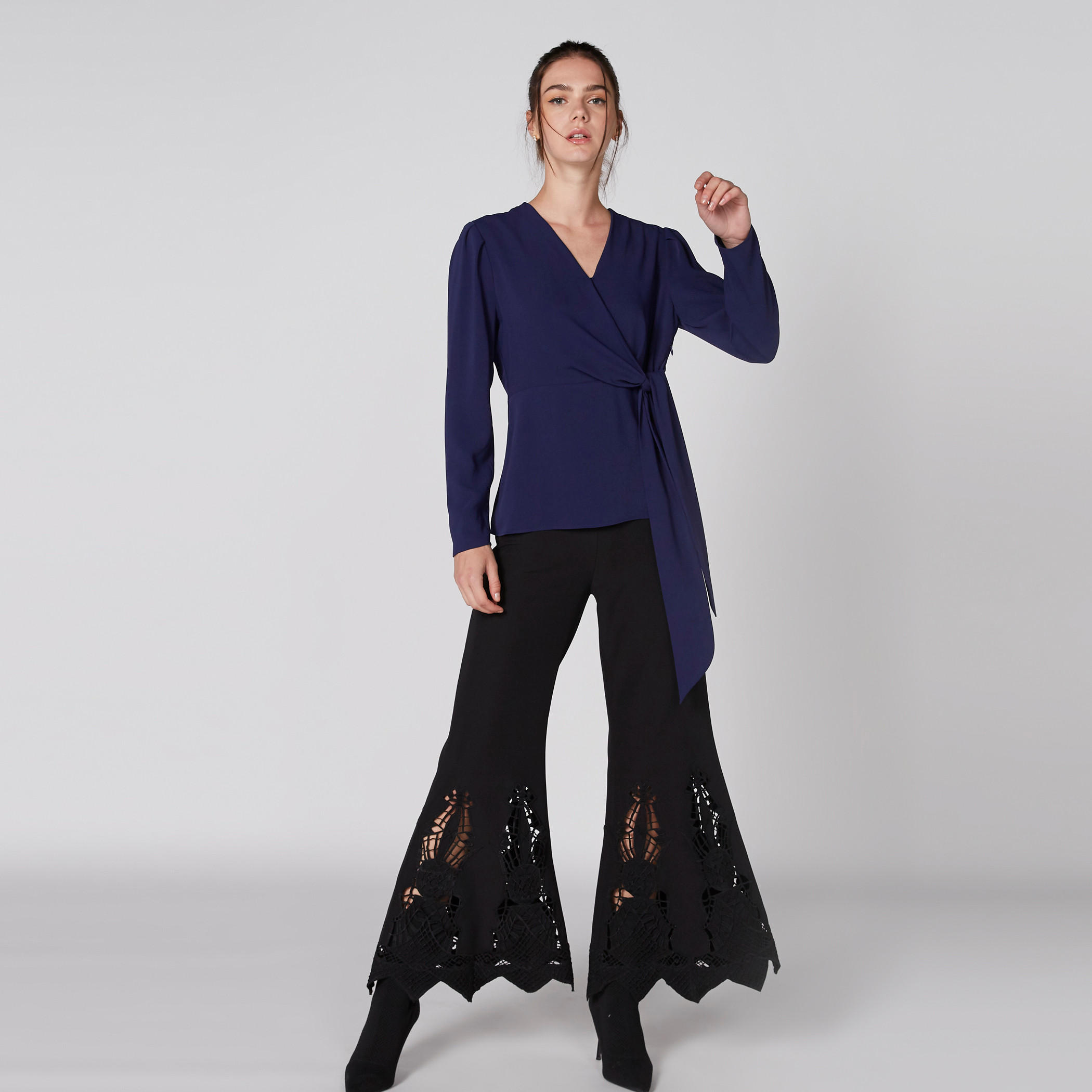 بلوزة بياقة V وأكمام طويلة من إيل-women-clothing-shirtsandblouses-blouses-image-3