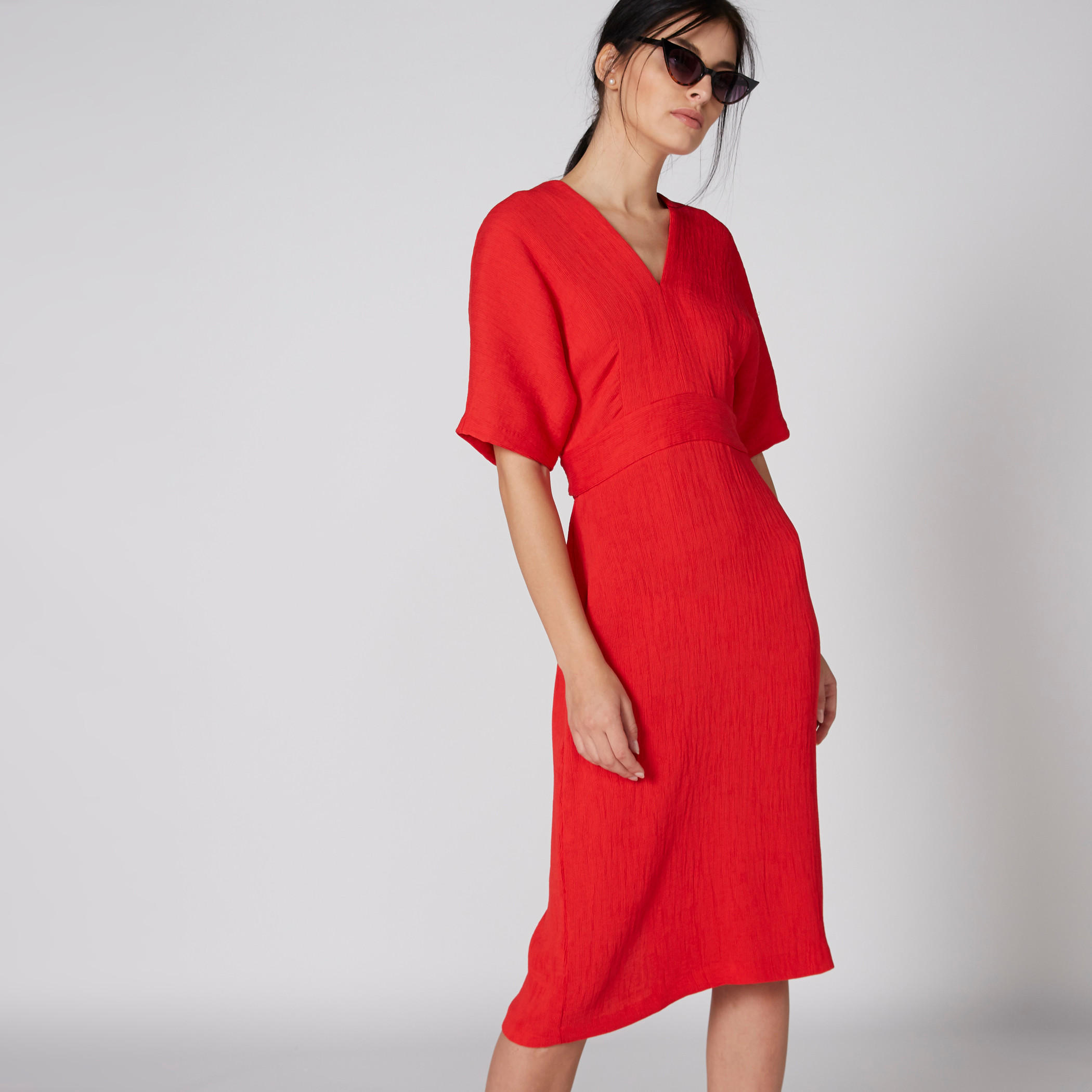 فستان كيمونو متوسط الطول وبارز الملمس بياقة V وأكمام قصيرة من إيل-women-clothing-dresses-image-1