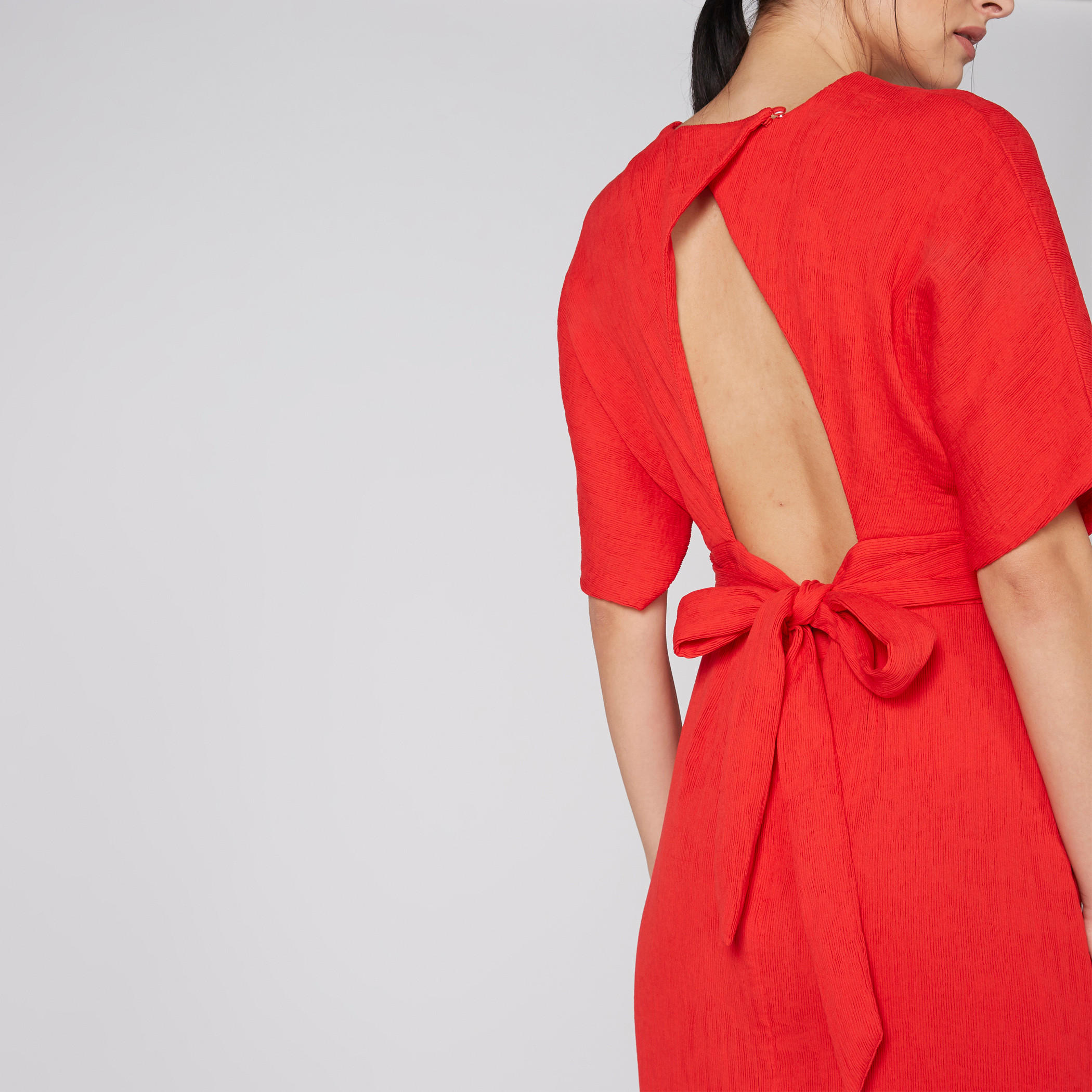 فستان كيمونو متوسط الطول وبارز الملمس بياقة V وأكمام قصيرة من إيل-women-clothing-dresses-image-4