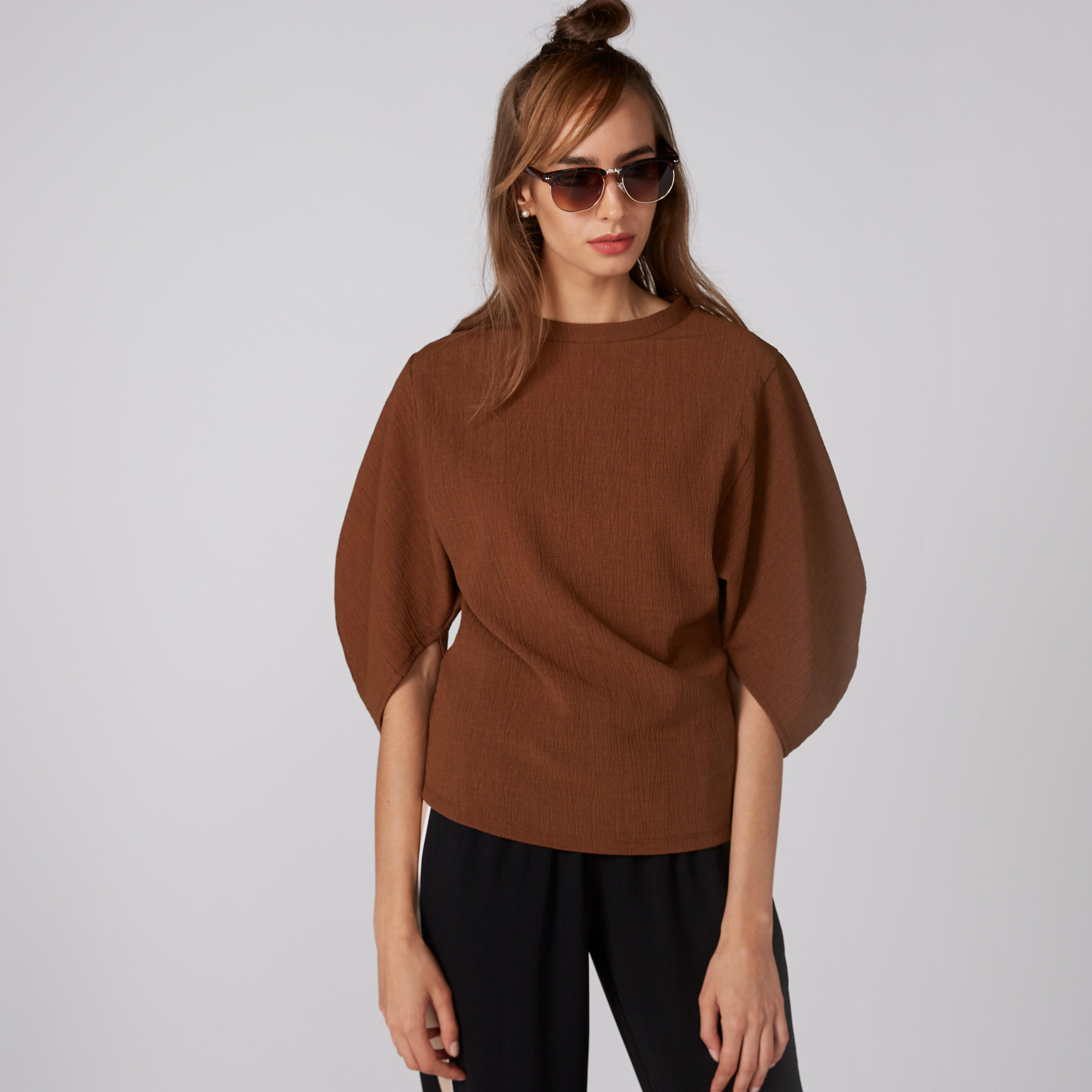 بلوزة بارزة الملمس بأكمام 3/4 وياقة مستديرة من إيل-women-clothing-shirtsandblouses-blouses-image-1
