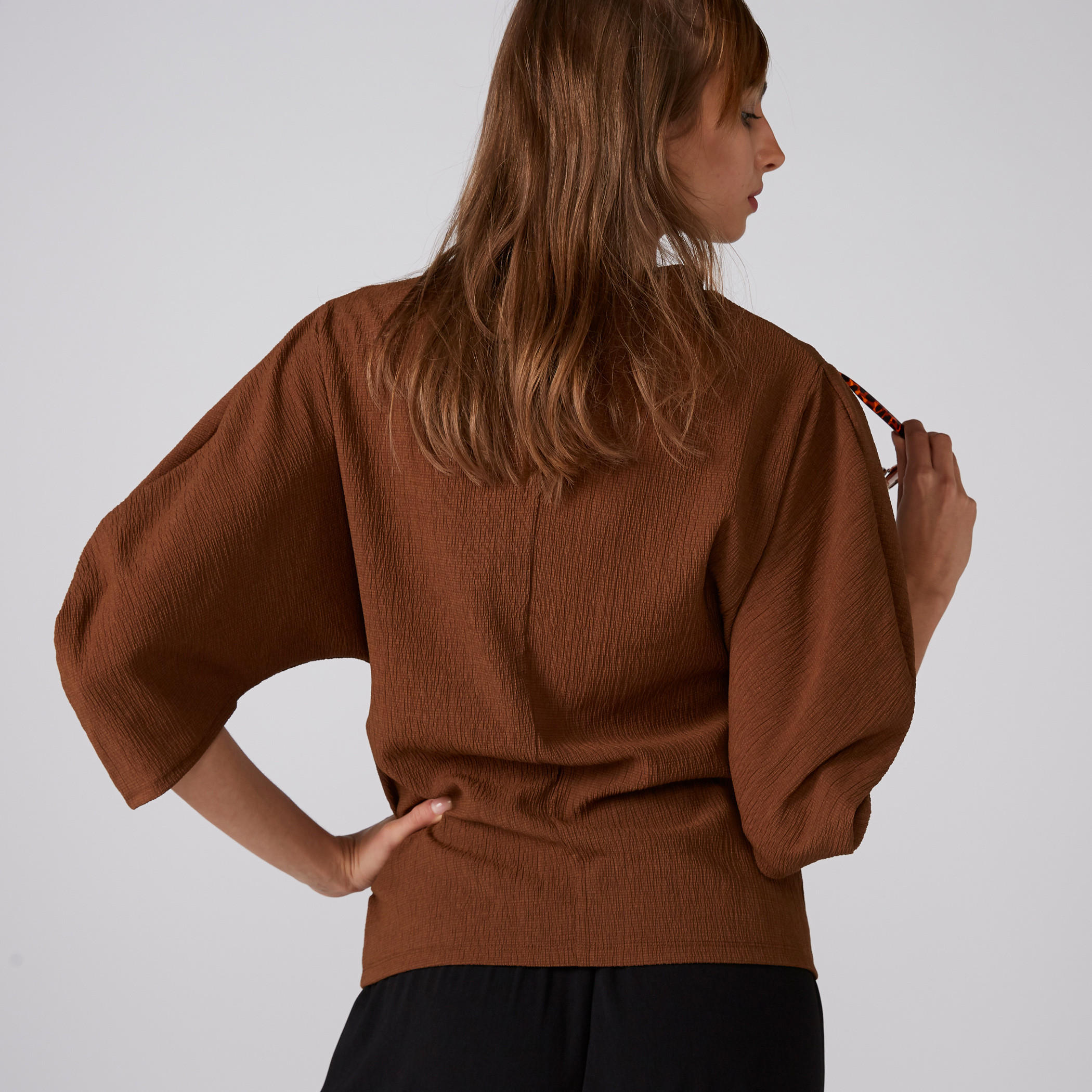بلوزة بارزة الملمس بأكمام 3/4 وياقة مستديرة من إيل-women-clothing-shirtsandblouses-blouses-image-2