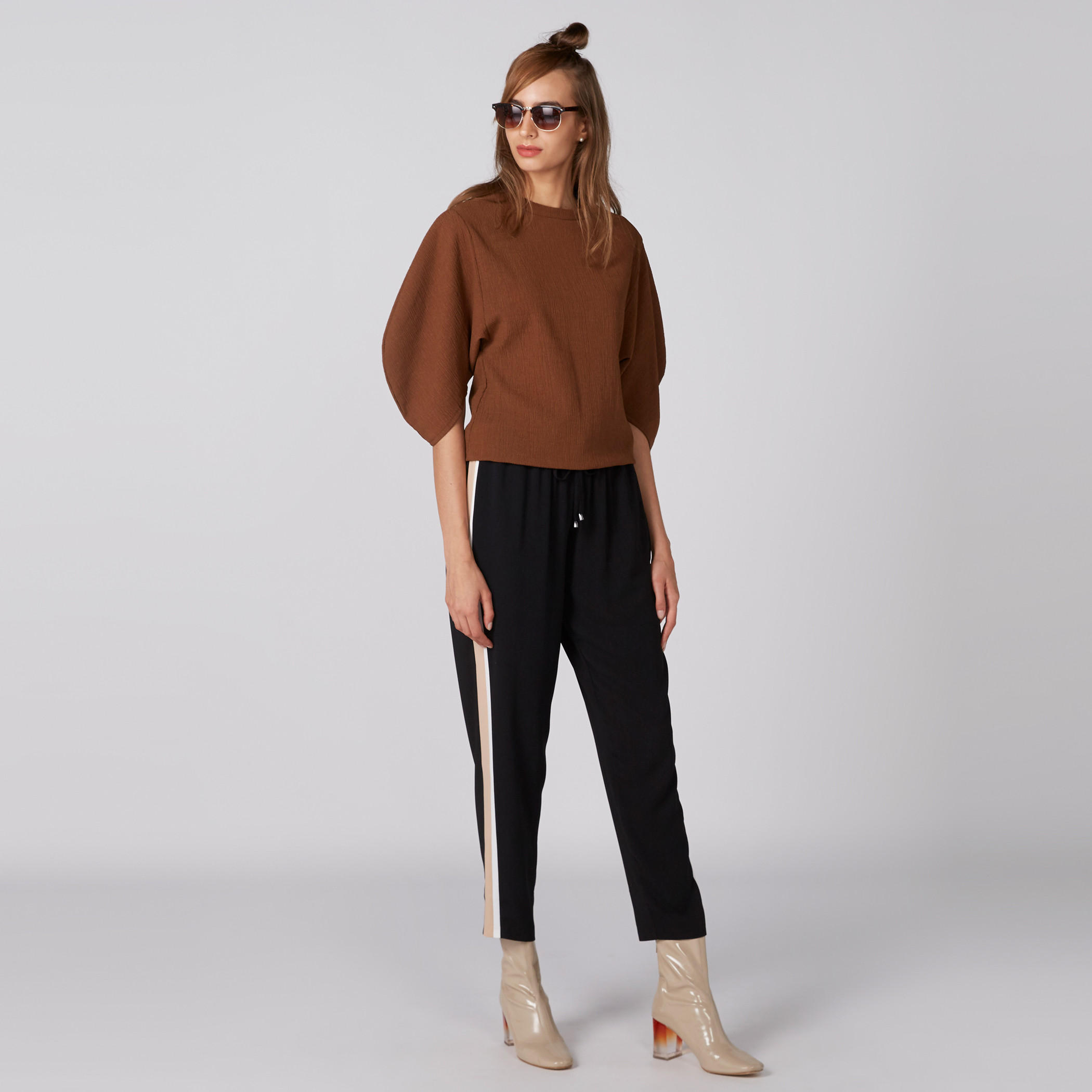 بلوزة بارزة الملمس بأكمام 3/4 وياقة مستديرة من إيل-women-clothing-shirtsandblouses-blouses-image-3