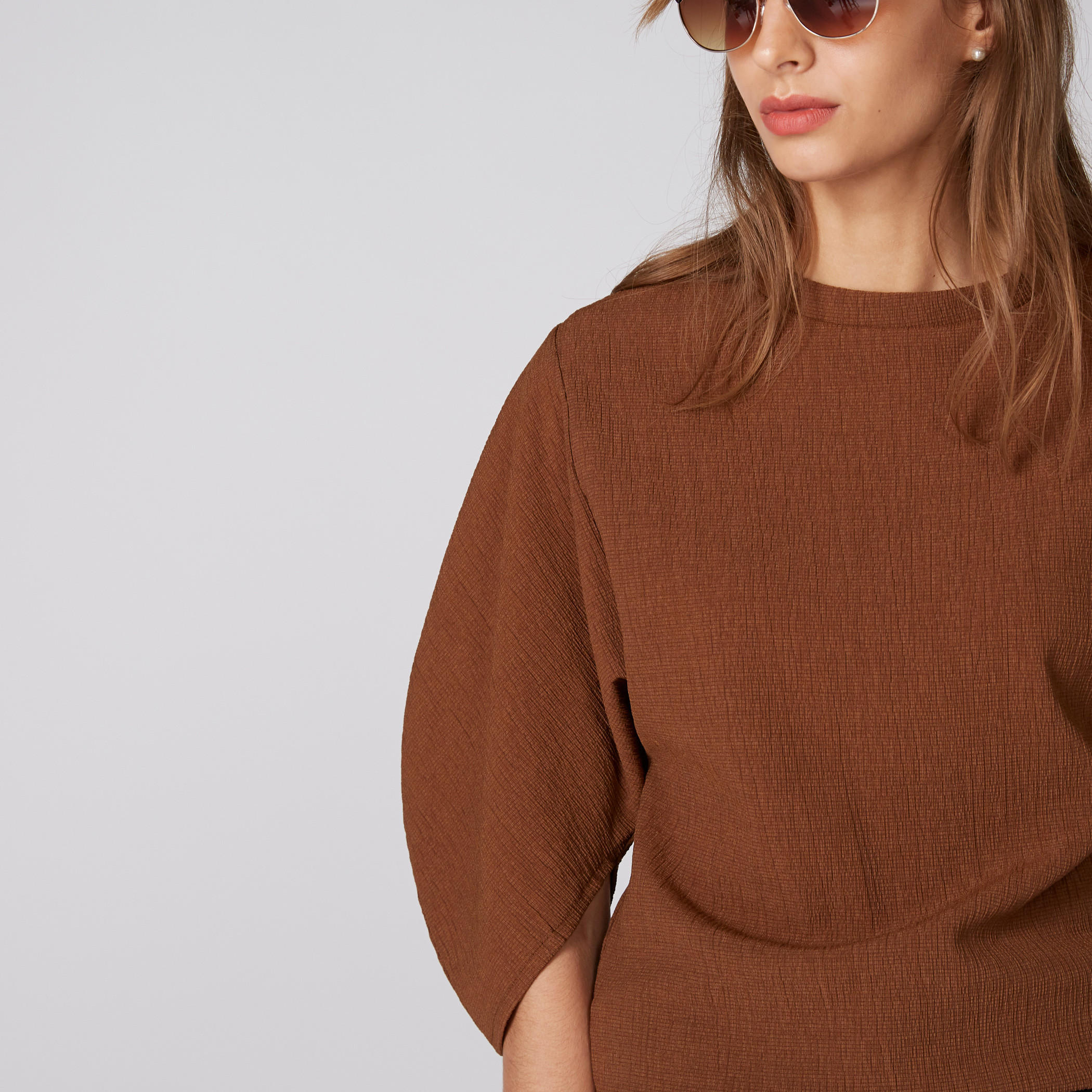بلوزة بارزة الملمس بأكمام 3/4 وياقة مستديرة من إيل-women-clothing-shirtsandblouses-blouses-image-4