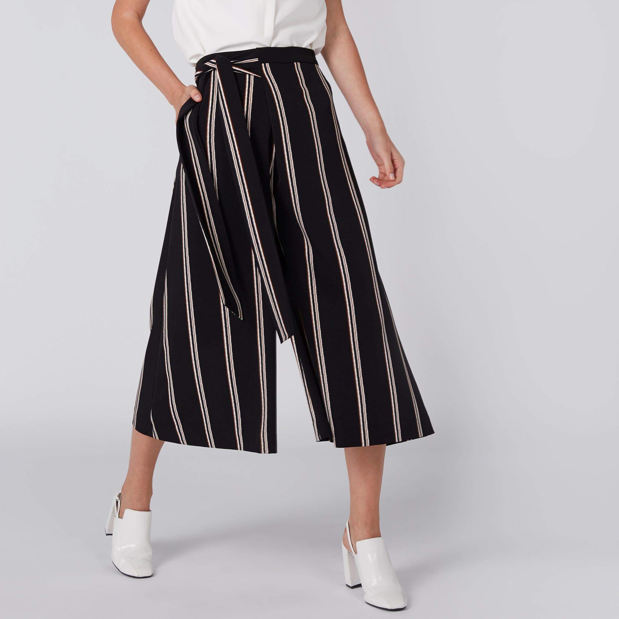 بنطال مقلّم واسع الساقين بأربطة وجيوب-women-clothing-bottoms-trousers-image-1