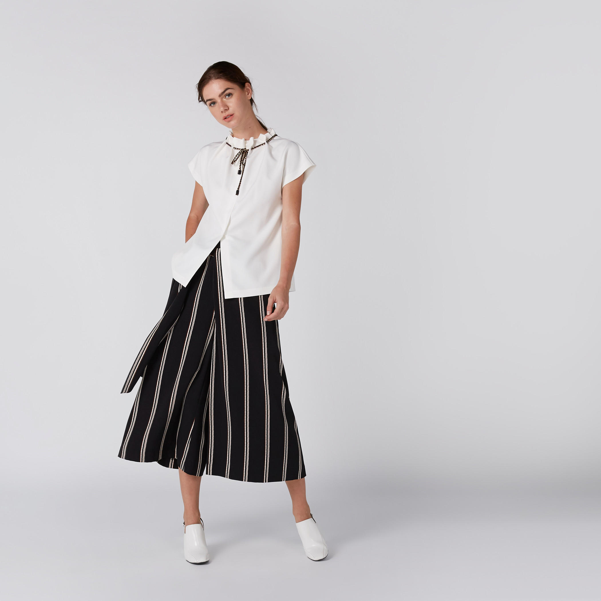 بنطال مقلّم واسع الساقين بأربطة وجيوب-women-clothing-bottoms-trousers-image-2