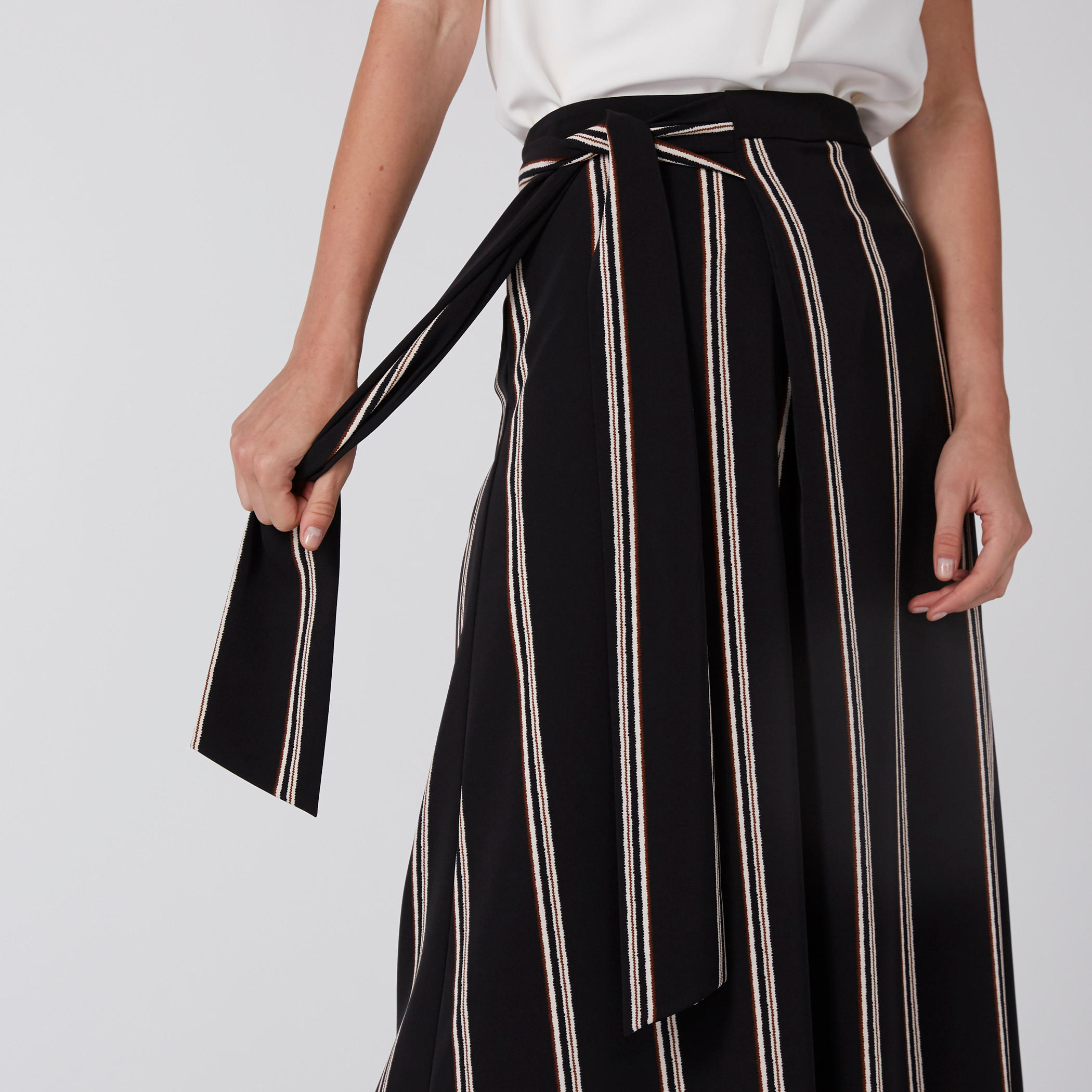 بنطال مقلّم واسع الساقين بأربطة وجيوب-women-clothing-bottoms-trousers-image-3