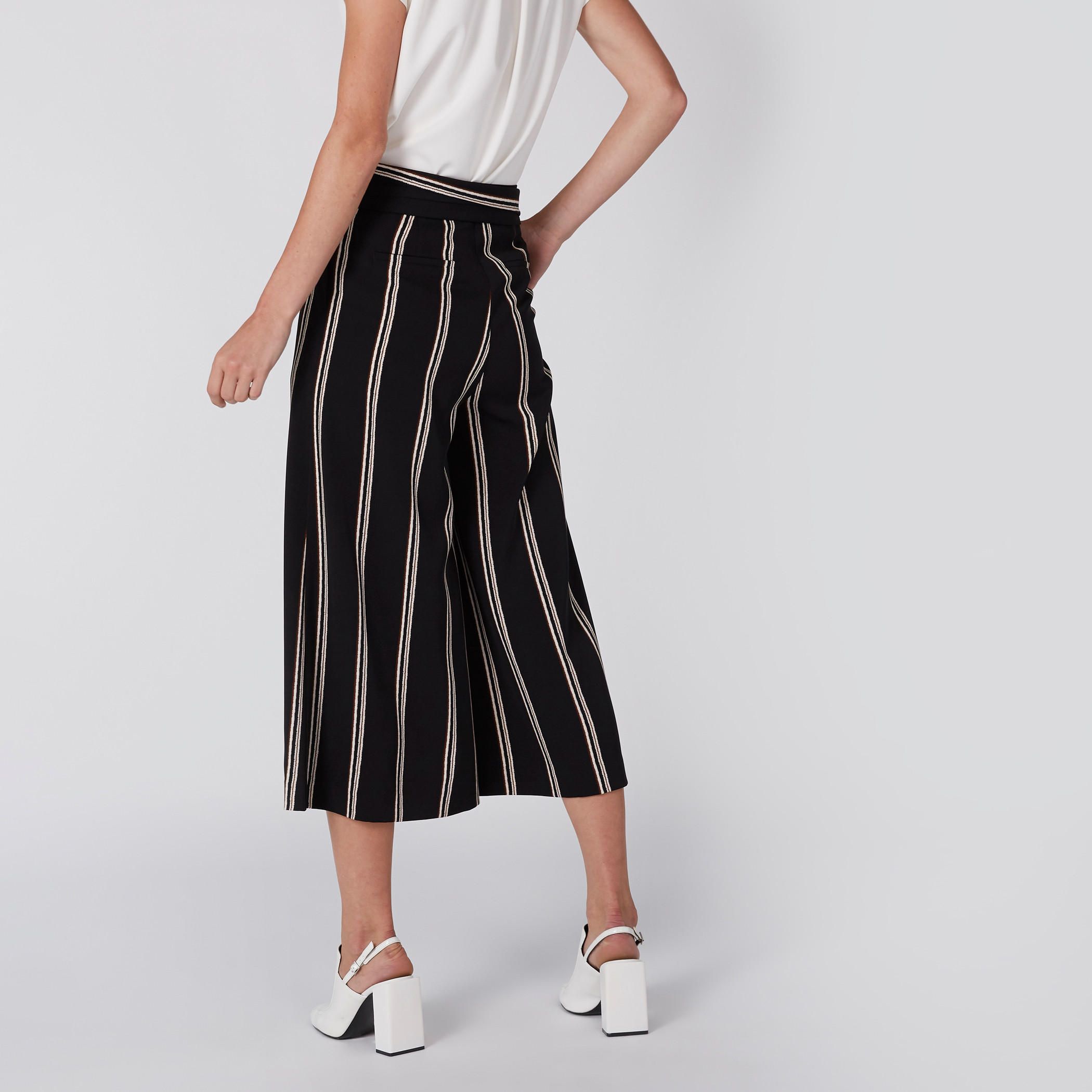 بنطال مقلّم واسع الساقين بأربطة وجيوب-women-clothing-bottoms-trousers-image-4