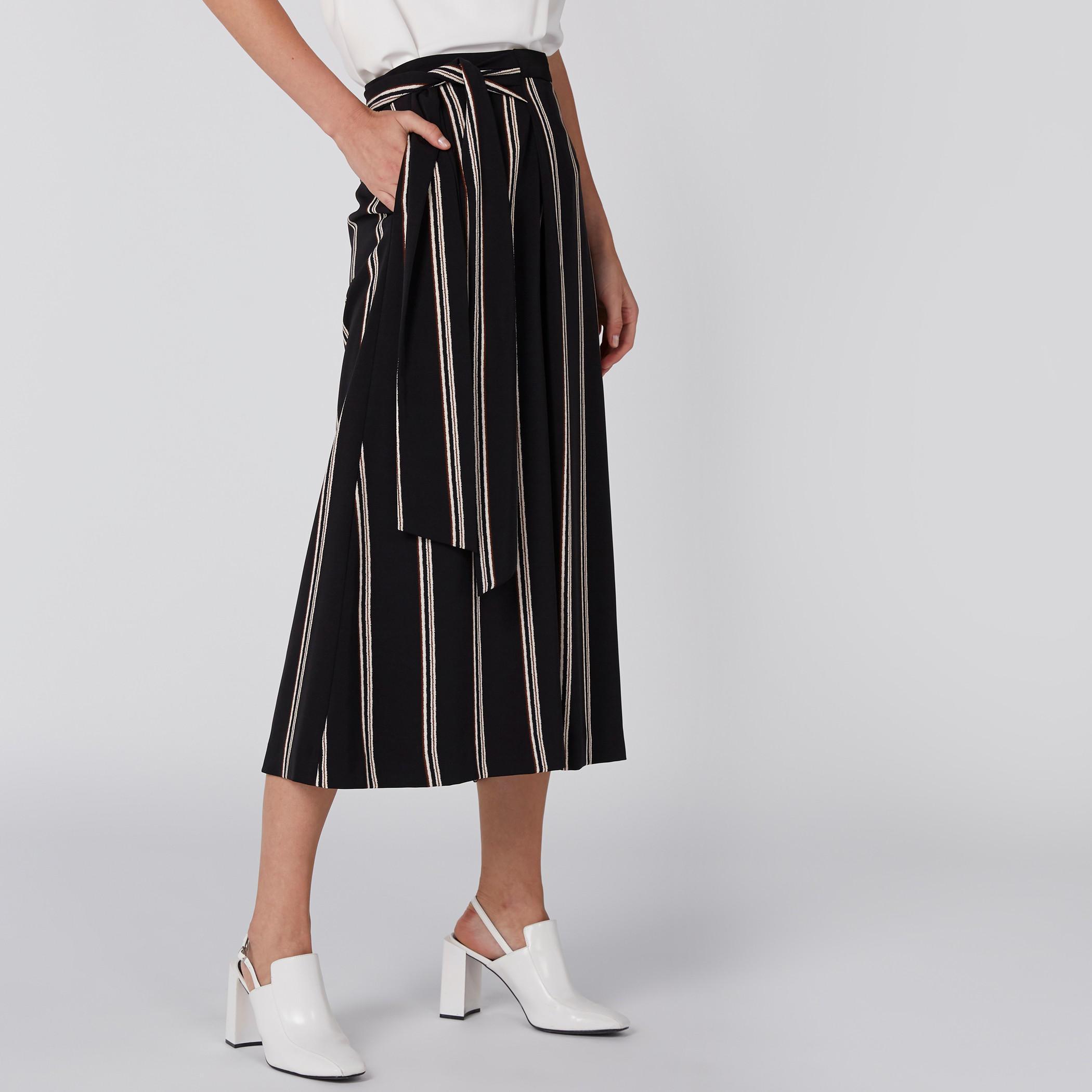 بنطال مقلّم واسع الساقين بأربطة وجيوب-women-clothing-bottoms-trousers-image-5