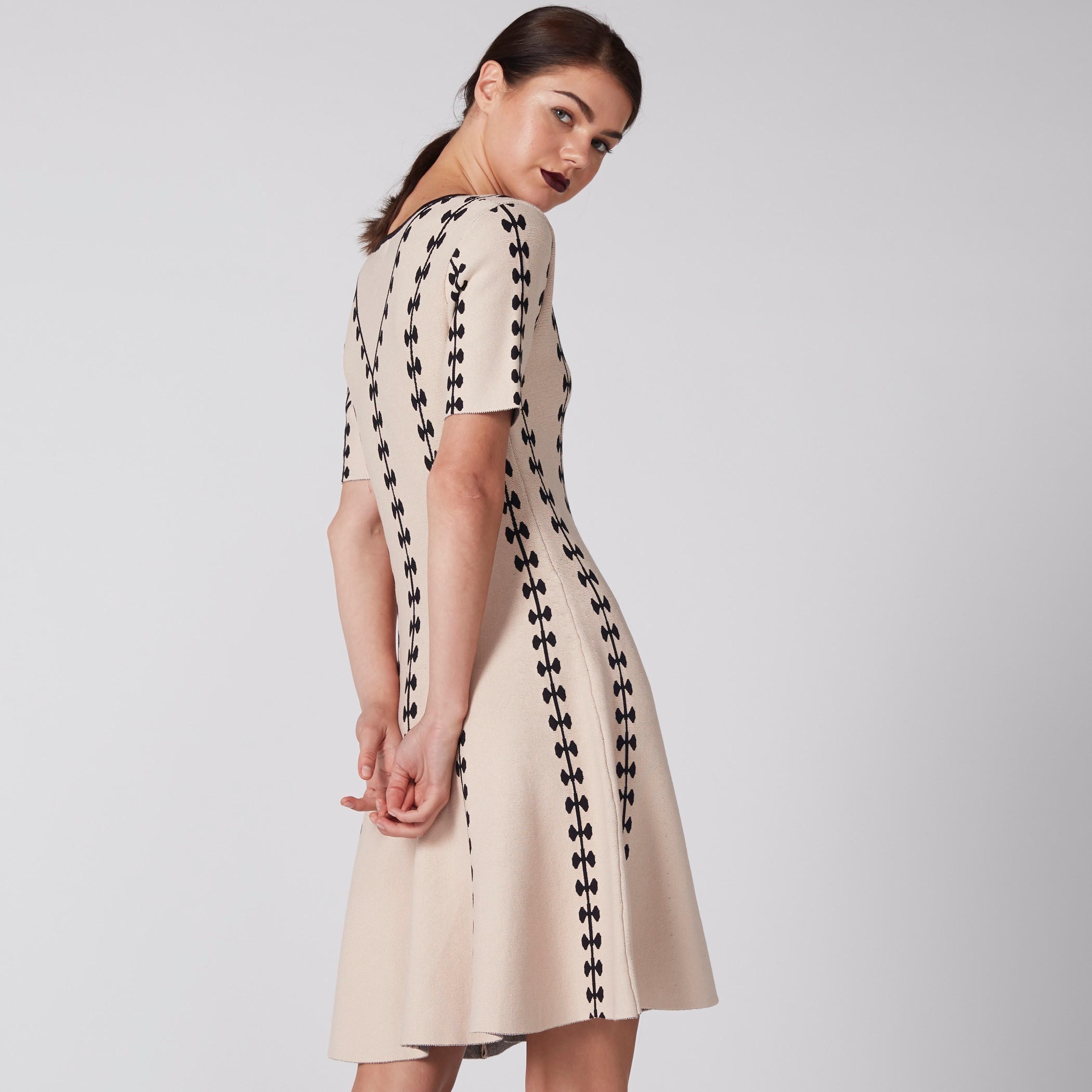 فستان ميني بطبعات وياقة V وأكمام قصيرة-women-clothing-dresses-image-1