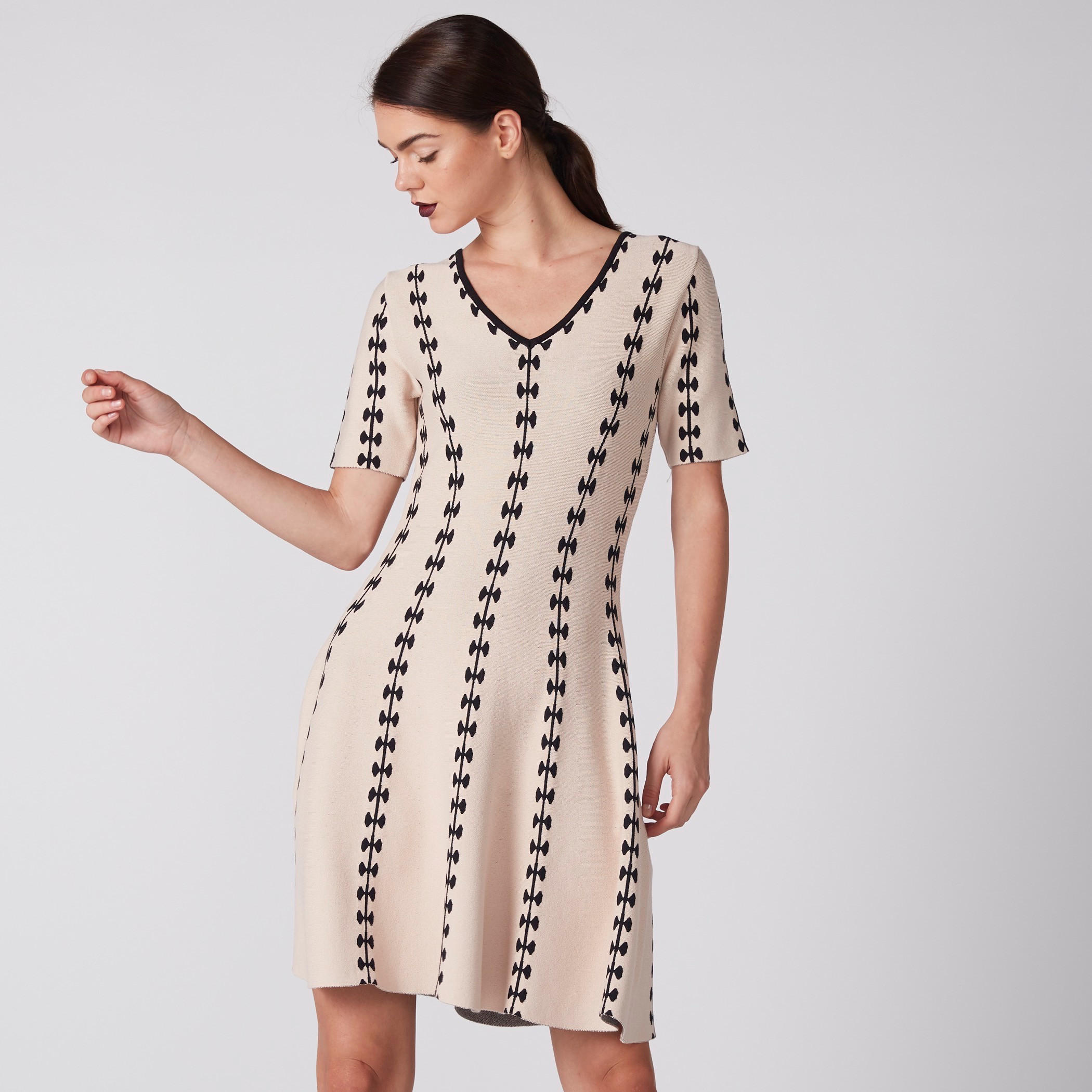 فستان ميني بطبعات وياقة V وأكمام قصيرة-women-clothing-dresses-image-2