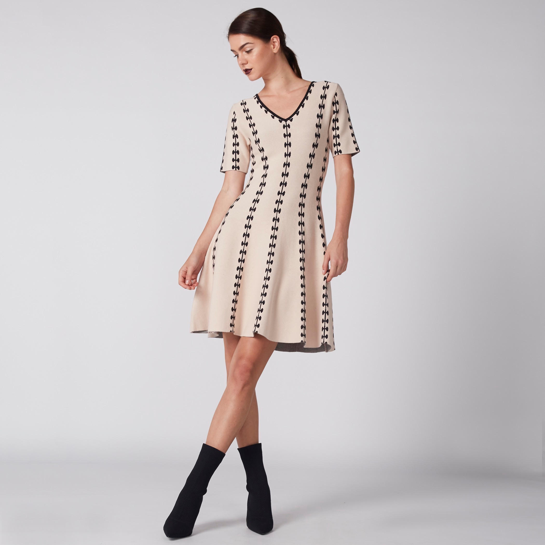 فستان ميني بطبعات وياقة V وأكمام قصيرة-women-clothing-dresses-image-3