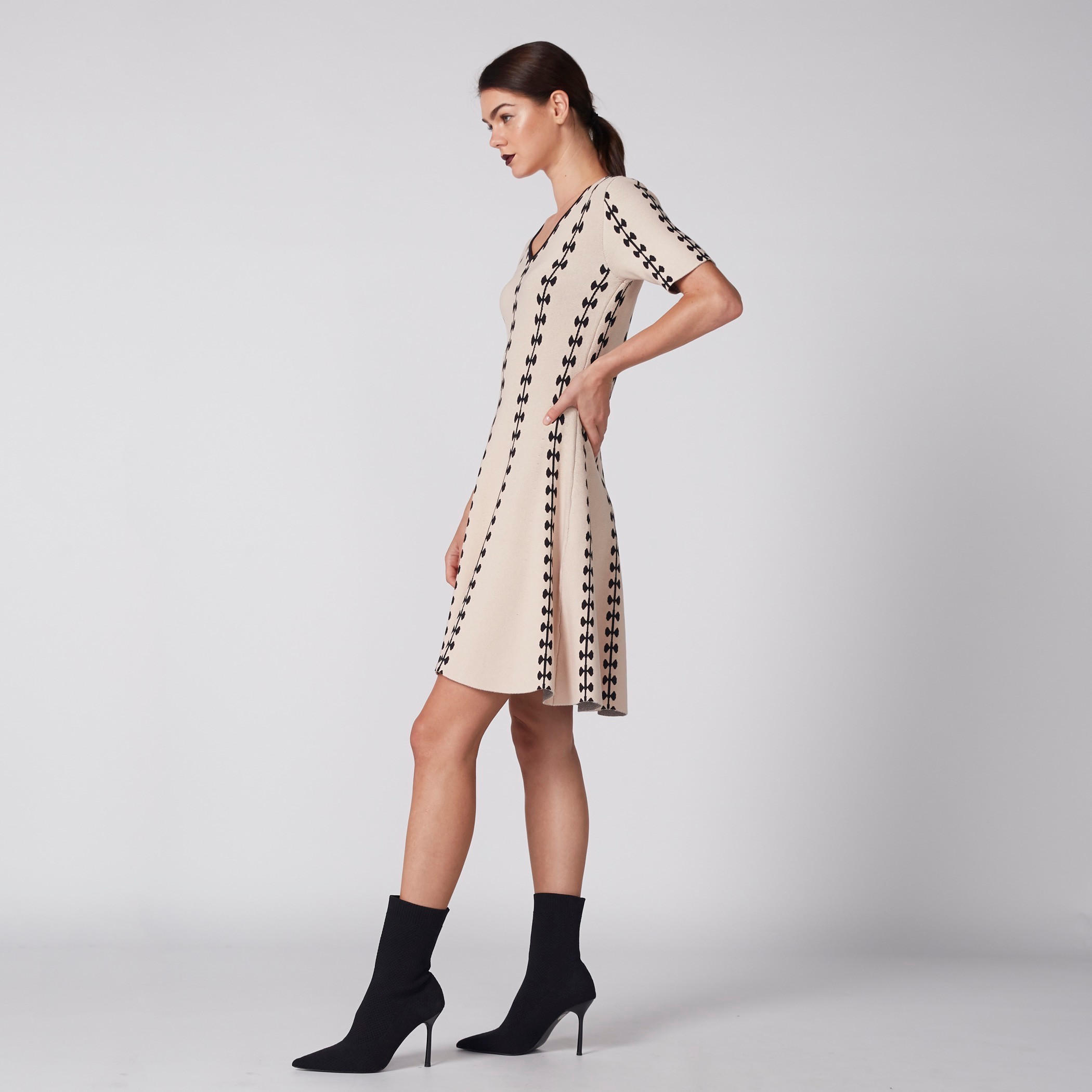 فستان ميني بطبعات وياقة V وأكمام قصيرة-women-clothing-dresses-image-4