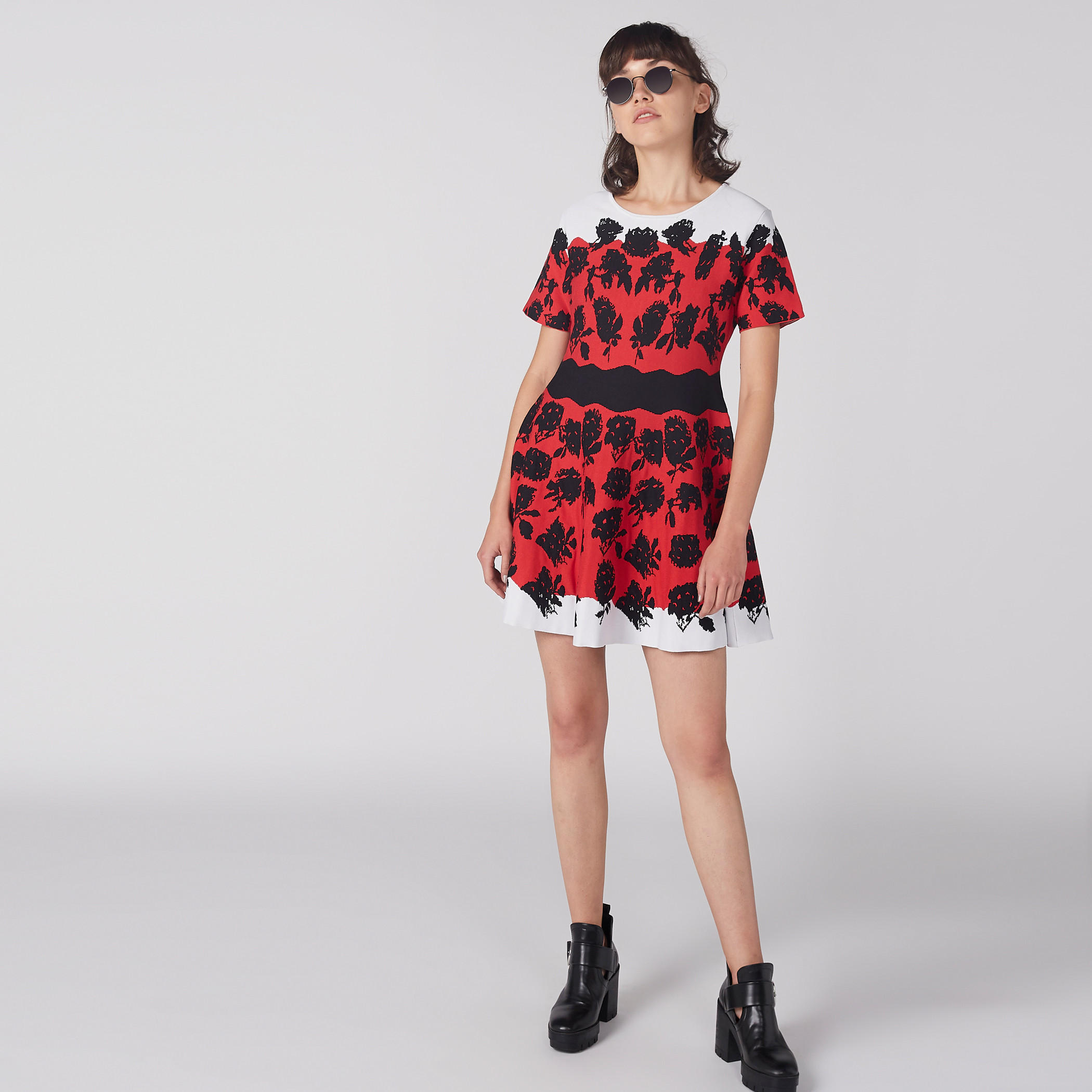 فستان ميني بطبعات زهرية وياقة مستديرة وأكمام قصيرة من إيل-women-clothing-dresses-image-1
