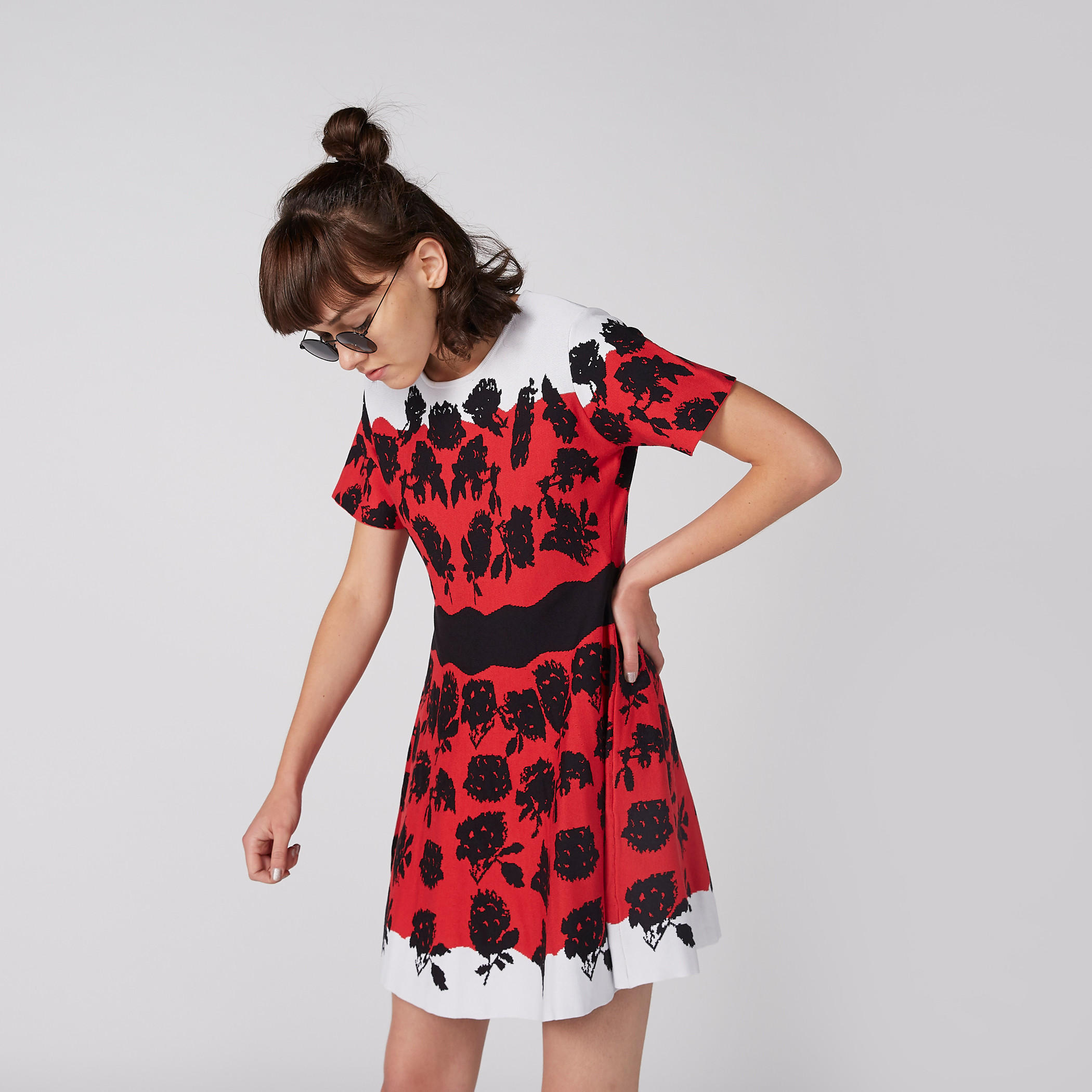فستان ميني بطبعات زهرية وياقة مستديرة وأكمام قصيرة من إيل-women-clothing-dresses-image-2