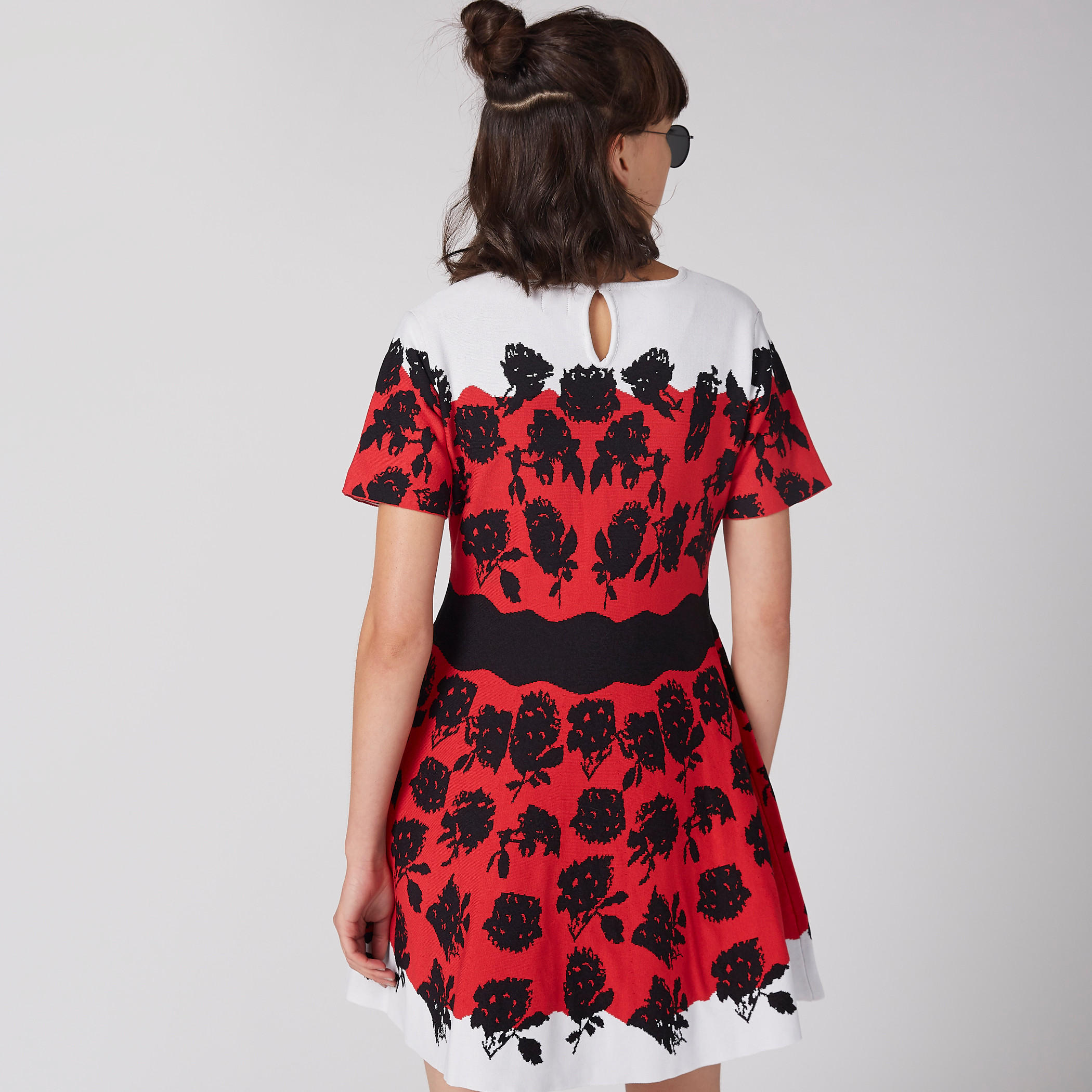 فستان ميني بطبعات زهرية وياقة مستديرة وأكمام قصيرة من إيل-women-clothing-dresses-image-3