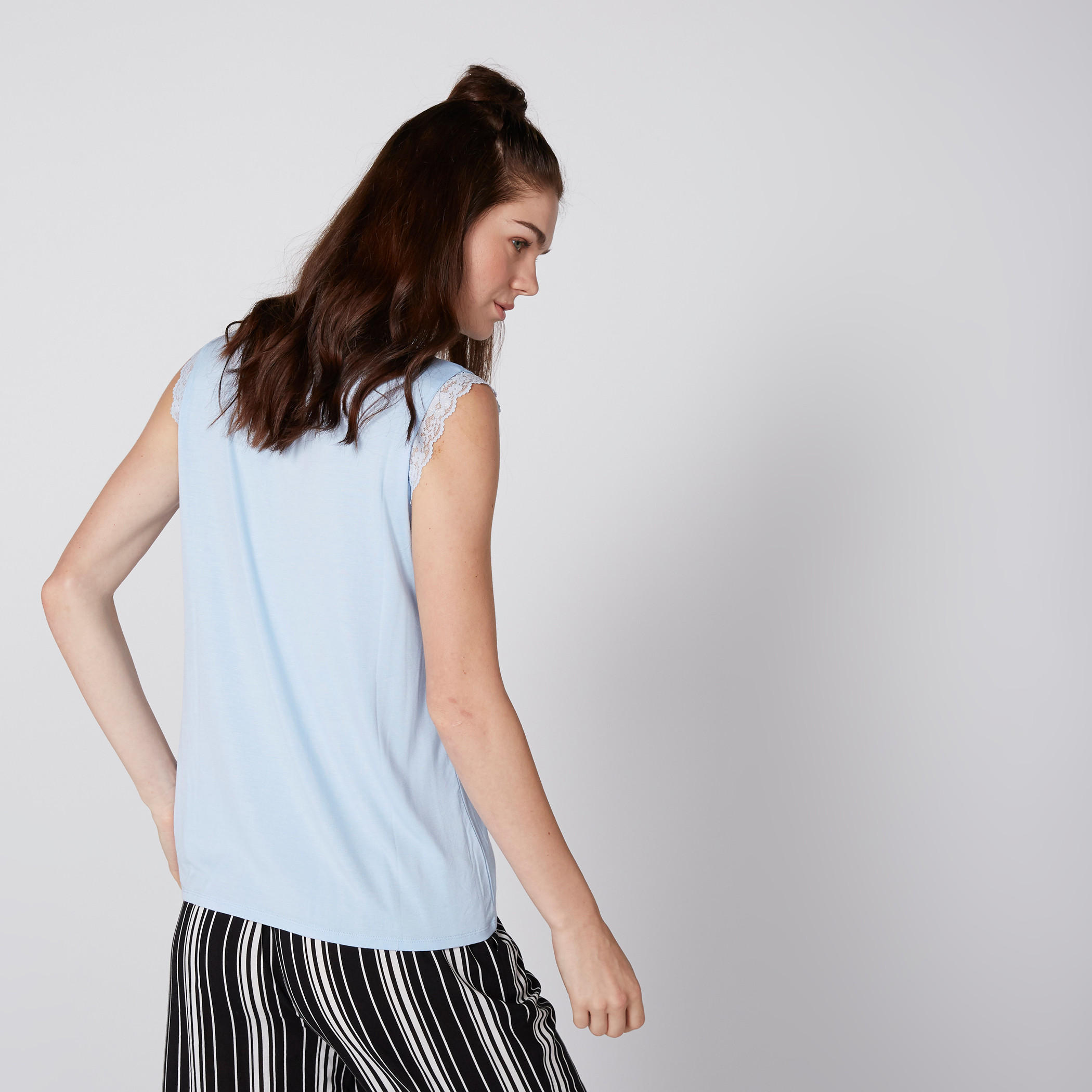 بلوزة بياقة مستديرة وتفاصيل دانتيل من إيل-women-clothing-tshirts-image-2