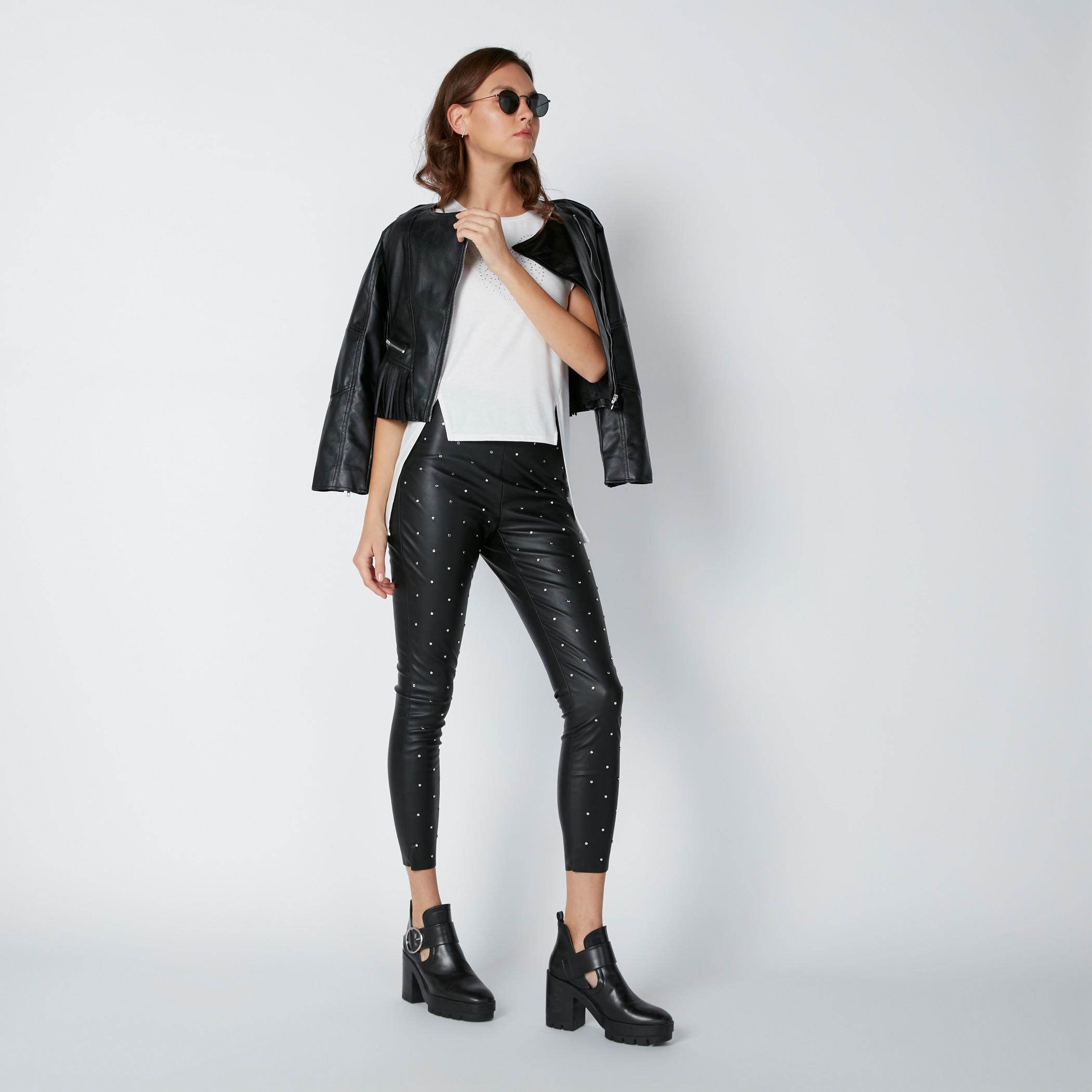 بنطال ليقنز قصير مزيّن بسحّاب جانبي من إيل-women-clothing-bottoms-trousers-image-3