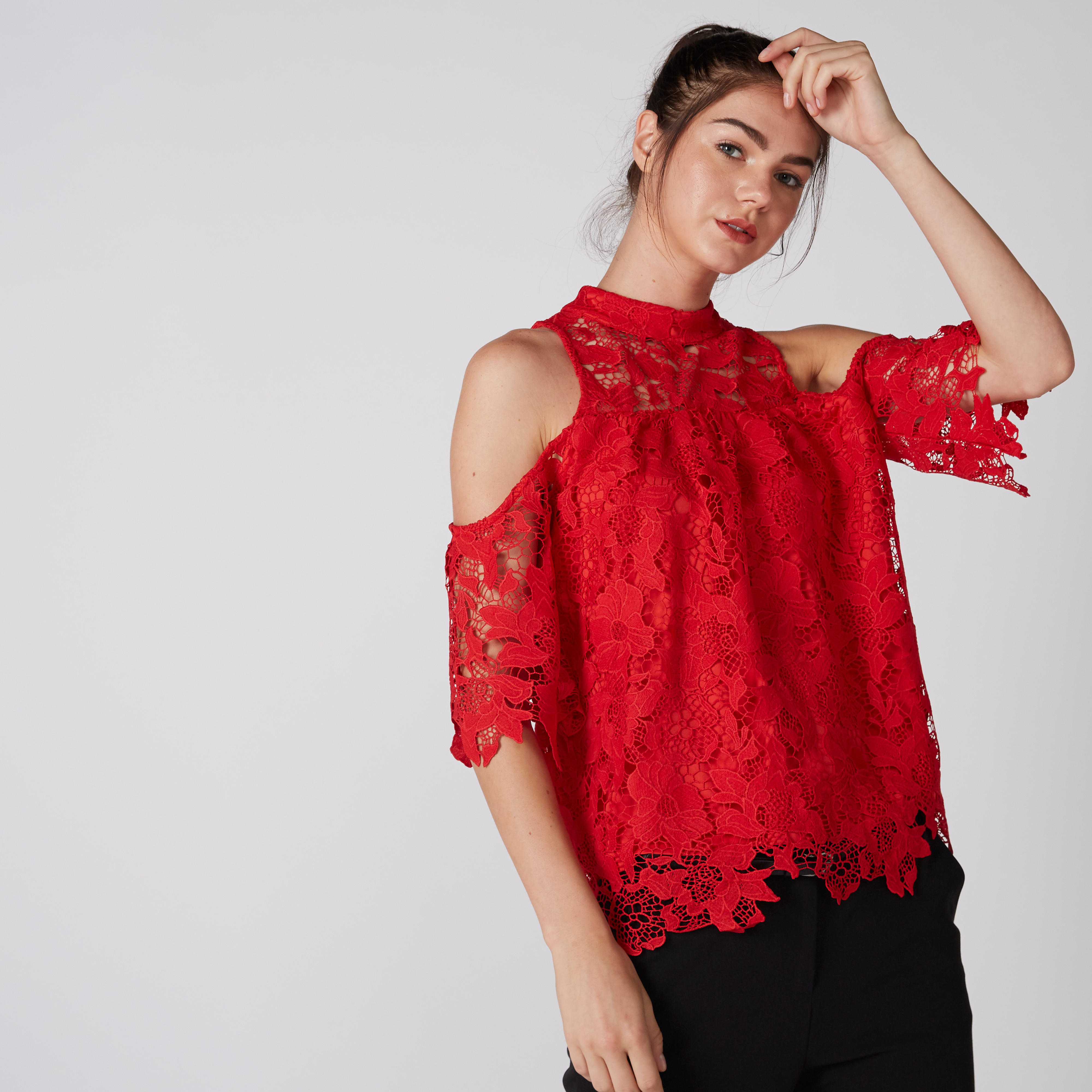 بلوزة دانتيل مكشوفة الأكتاف بياقة عالية من إيل-women-clothing-shirtsandblouses-blouses-image-1