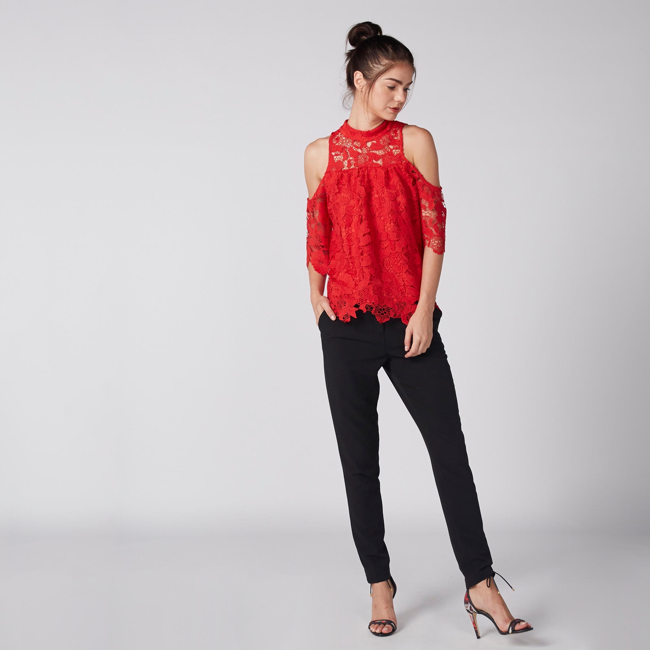 بلوزة دانتيل مكشوفة الأكتاف بياقة عالية من إيل-women-clothing-shirtsandblouses-blouses-image-4