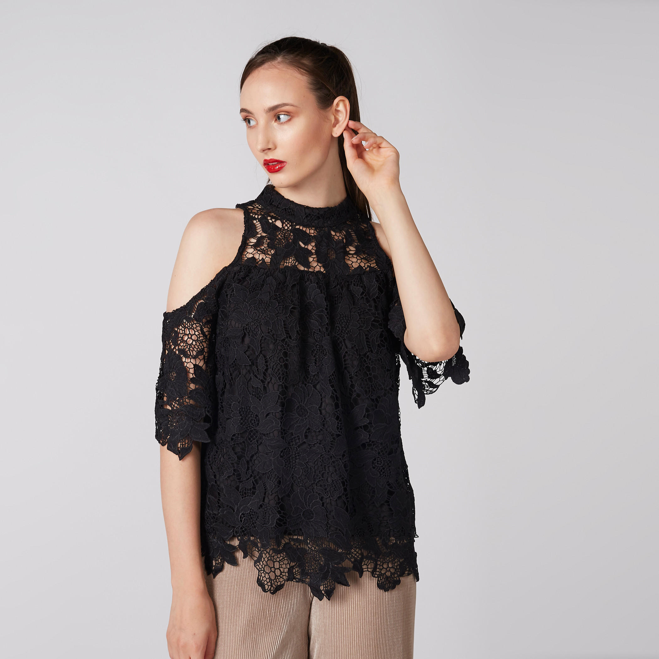 بلوزة ياقة عالية بتفاصيل دانتيل وأكتاف مكشوفة من إيل-women-clothing-shirtsandblouses-blouses-image-1