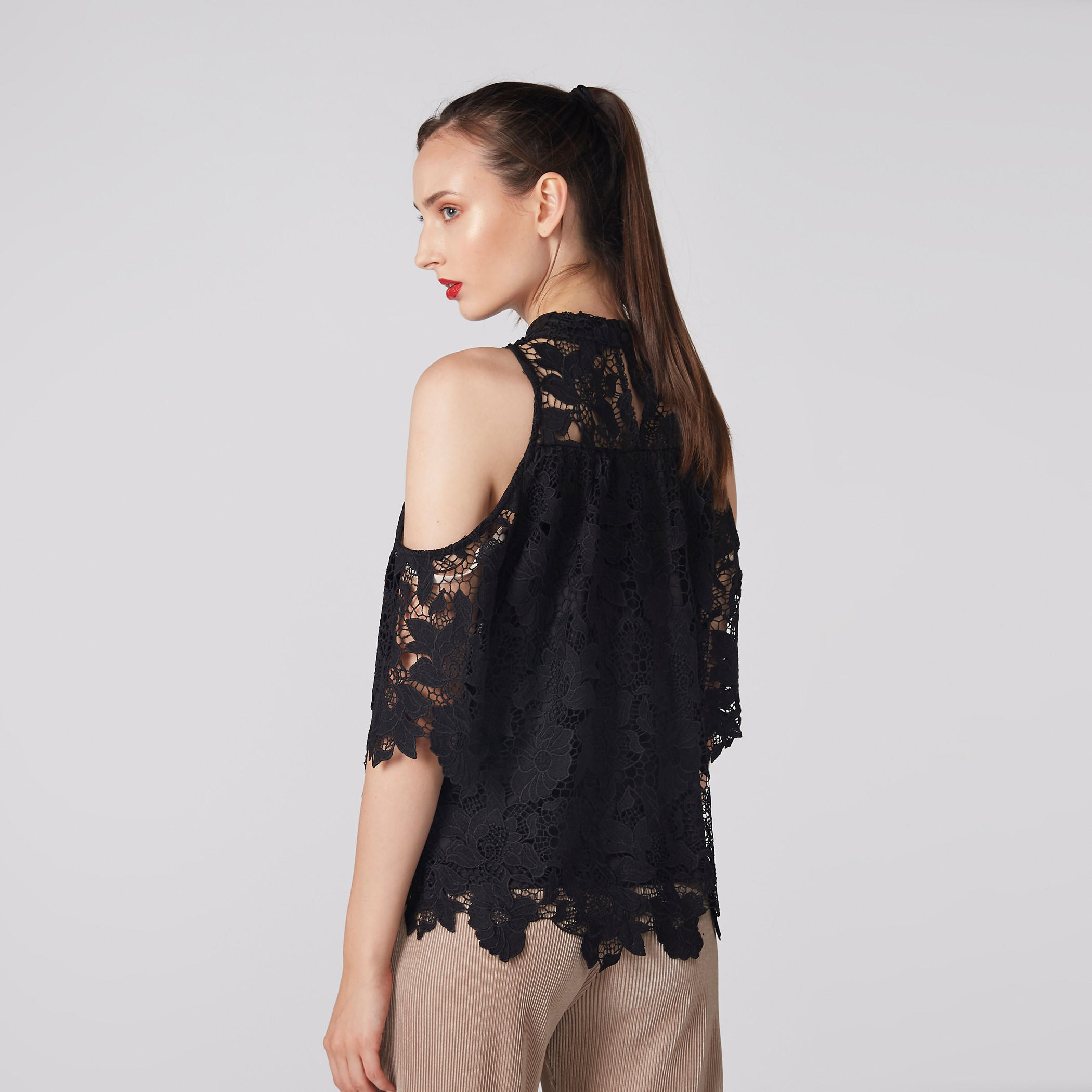 بلوزة ياقة عالية بتفاصيل دانتيل وأكتاف مكشوفة من إيل-women-clothing-shirtsandblouses-blouses-image-3
