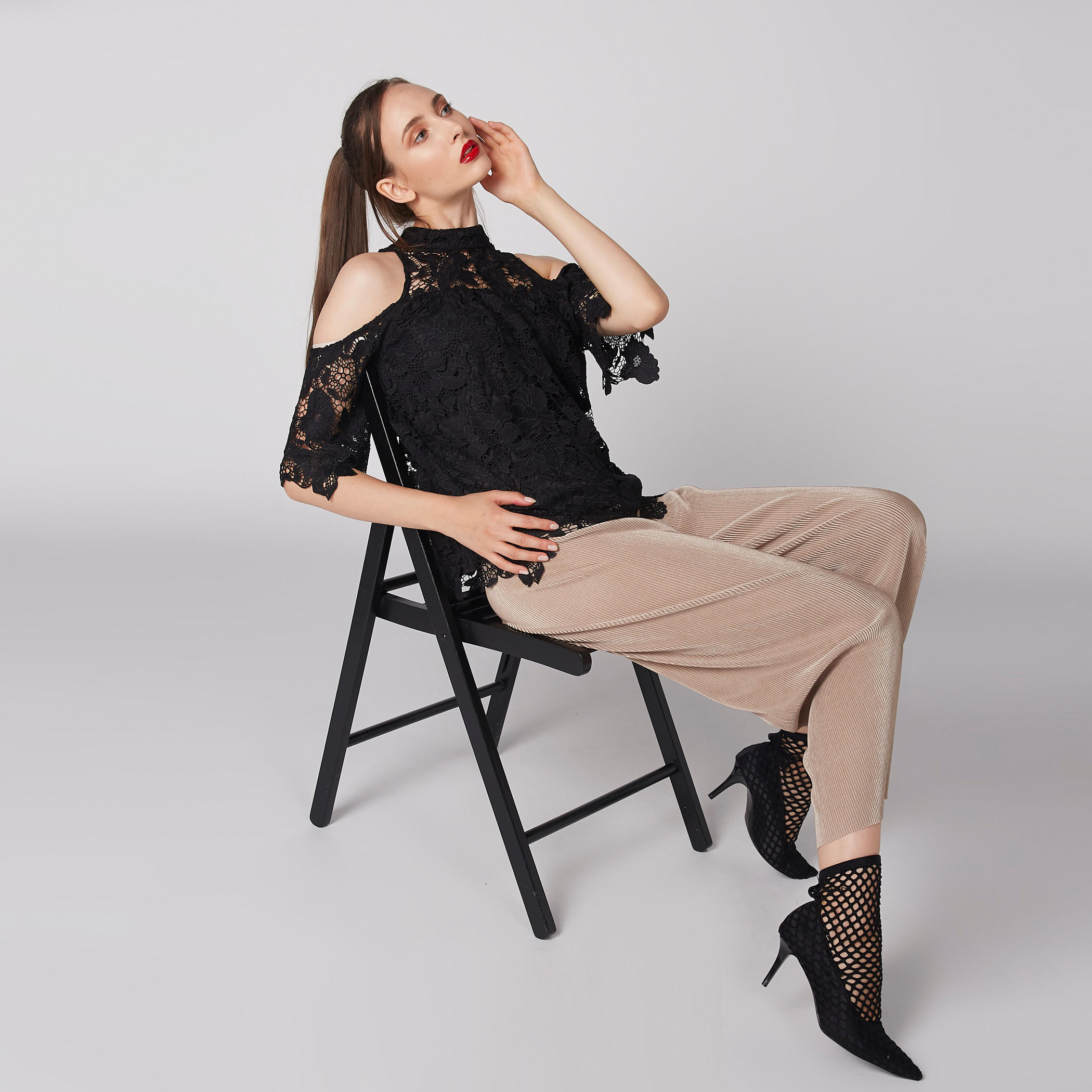بلوزة ياقة عالية بتفاصيل دانتيل وأكتاف مكشوفة من إيل-women-clothing-shirtsandblouses-blouses-image-4