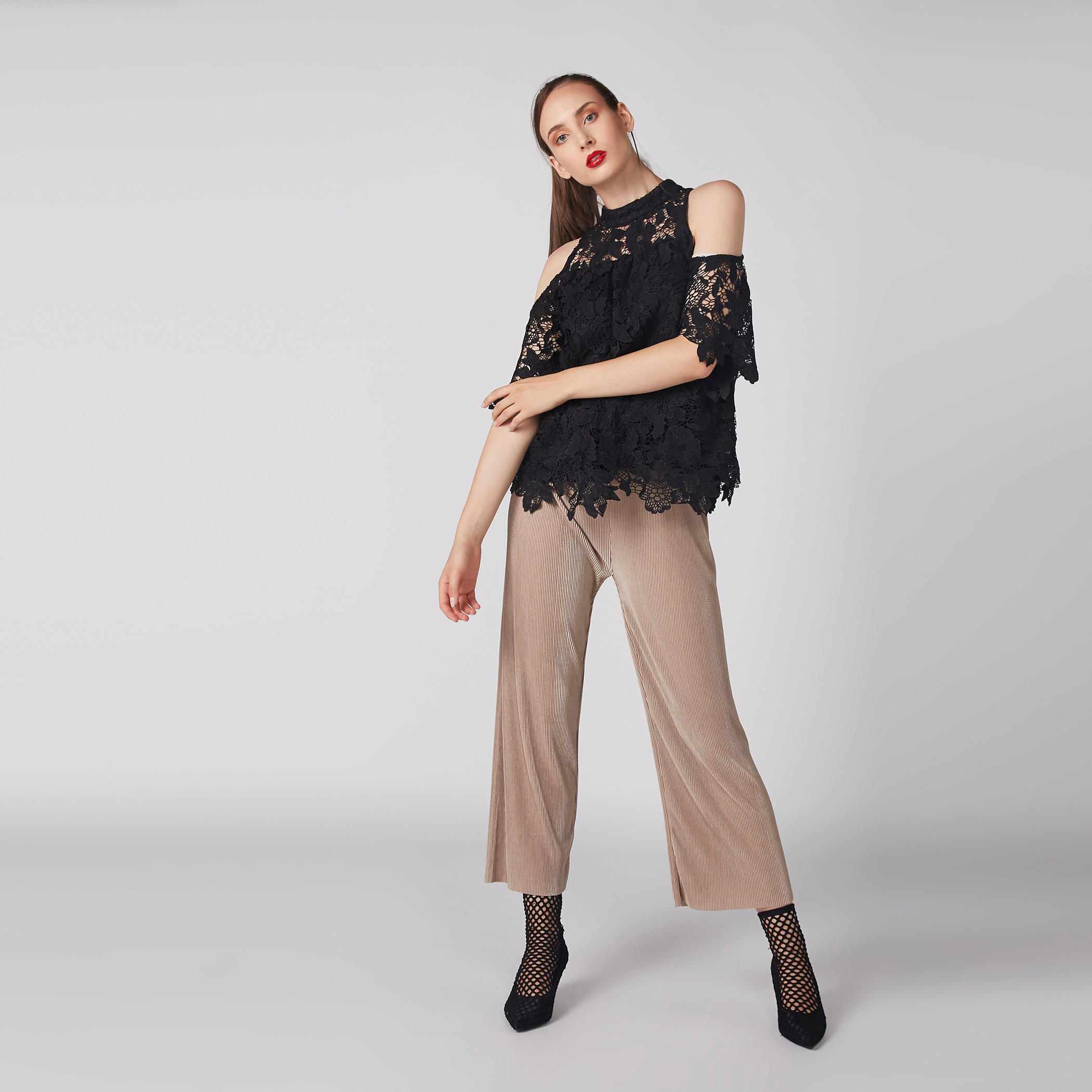 بلوزة ياقة عالية بتفاصيل دانتيل وأكتاف مكشوفة من إيل-women-clothing-shirtsandblouses-blouses-image-5