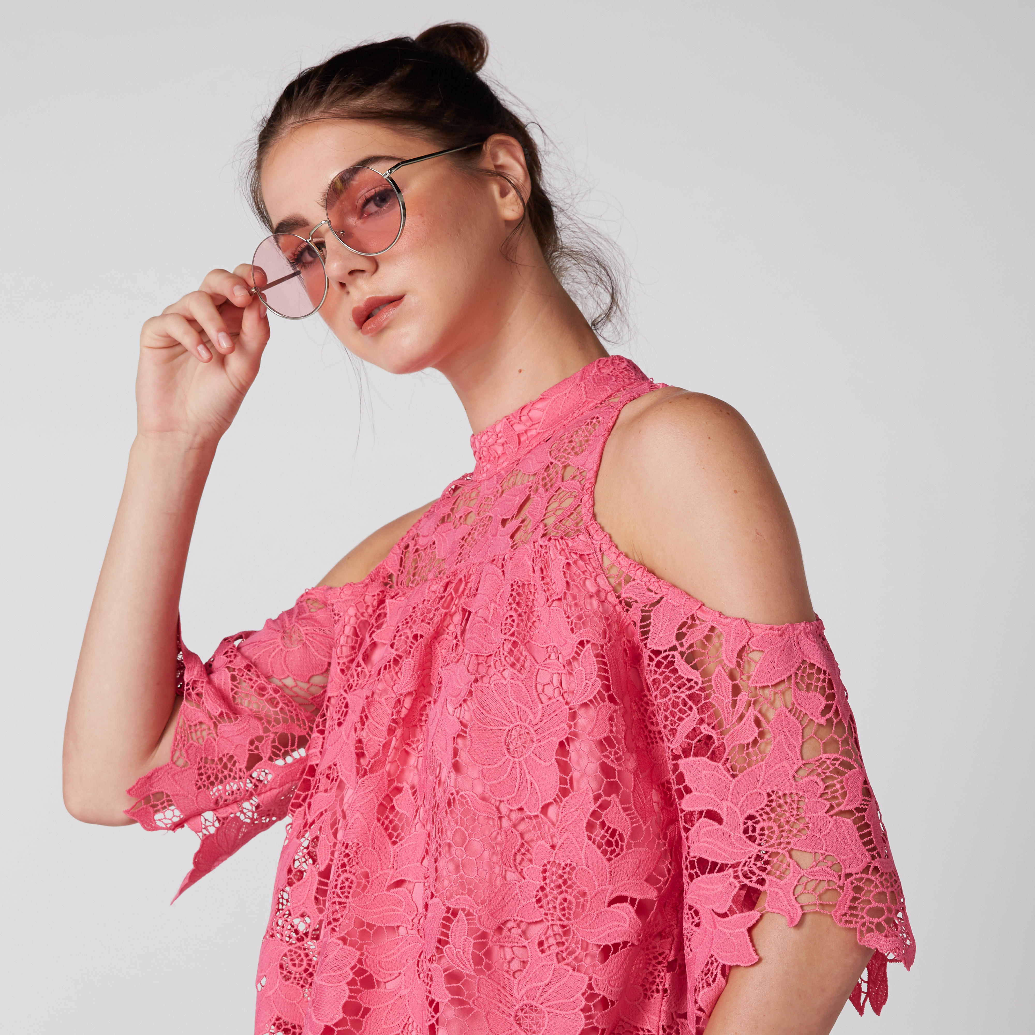 بلوزة دانتيل مكشوفة الأكتاف بياقة عالية من إيل-women-clothing-shirtsandblouses-blouses-image-1