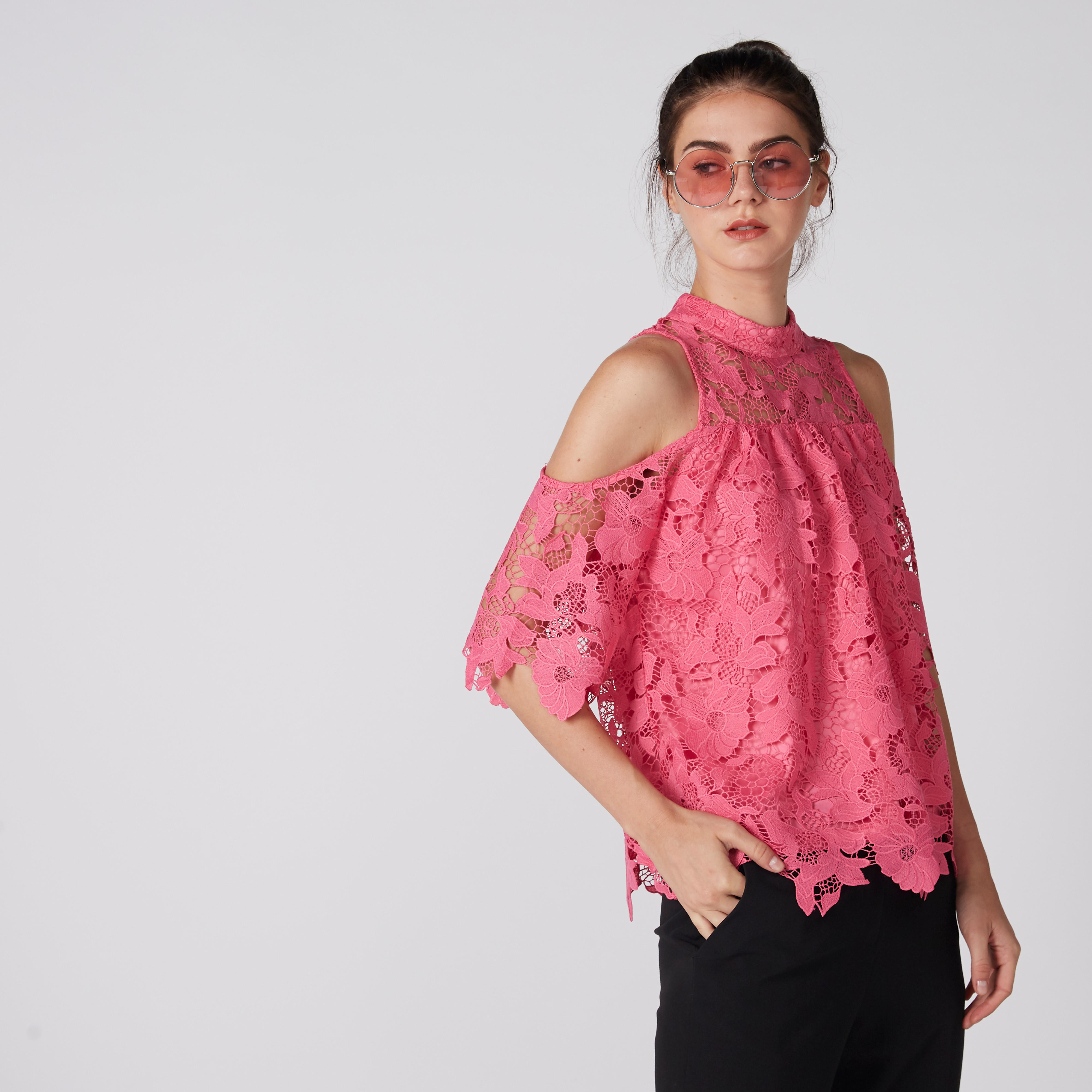 بلوزة دانتيل مكشوفة الأكتاف بياقة عالية من إيل-women-clothing-shirtsandblouses-blouses-image-3