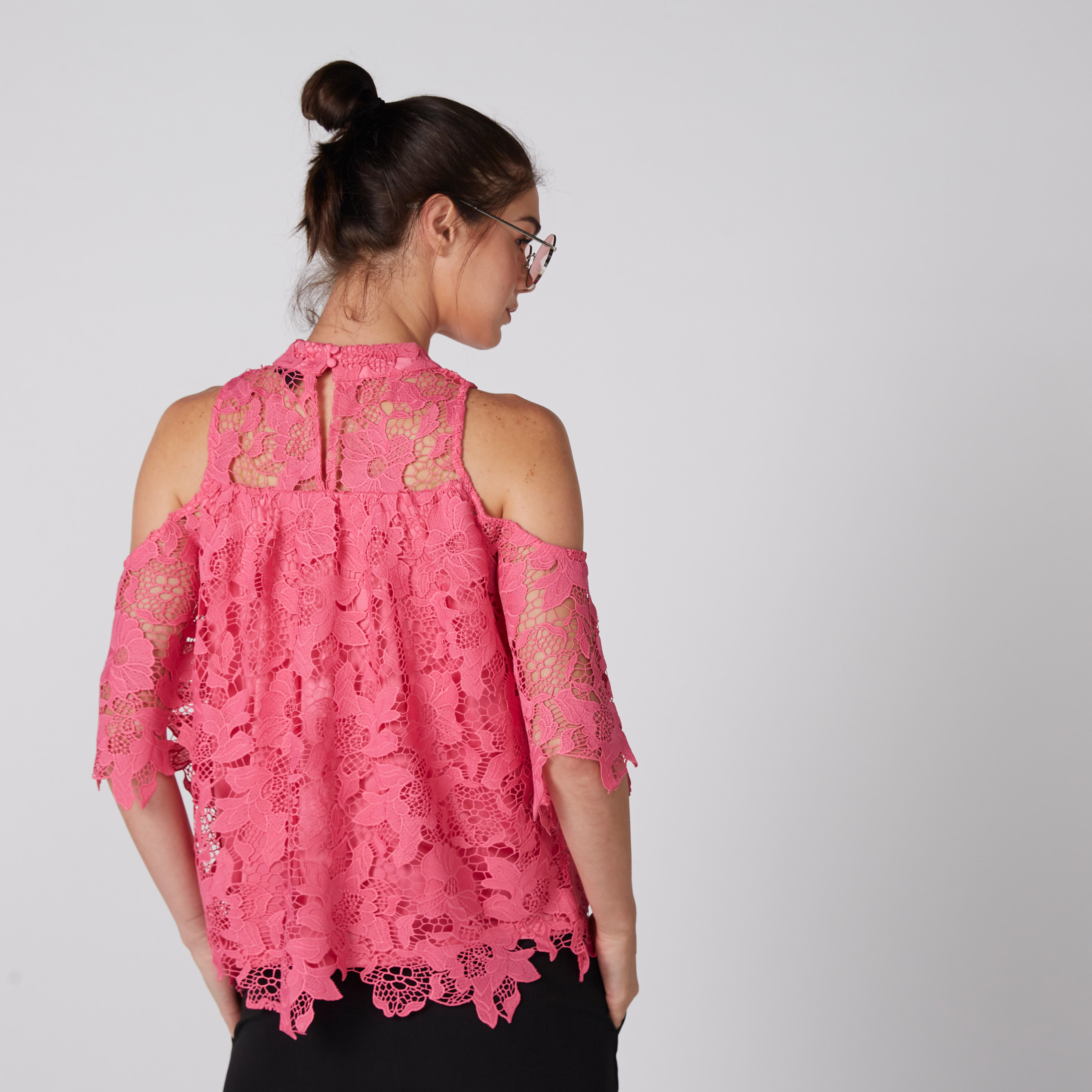 بلوزة دانتيل مكشوفة الأكتاف بياقة عالية من إيل-women-clothing-shirtsandblouses-blouses-image-4