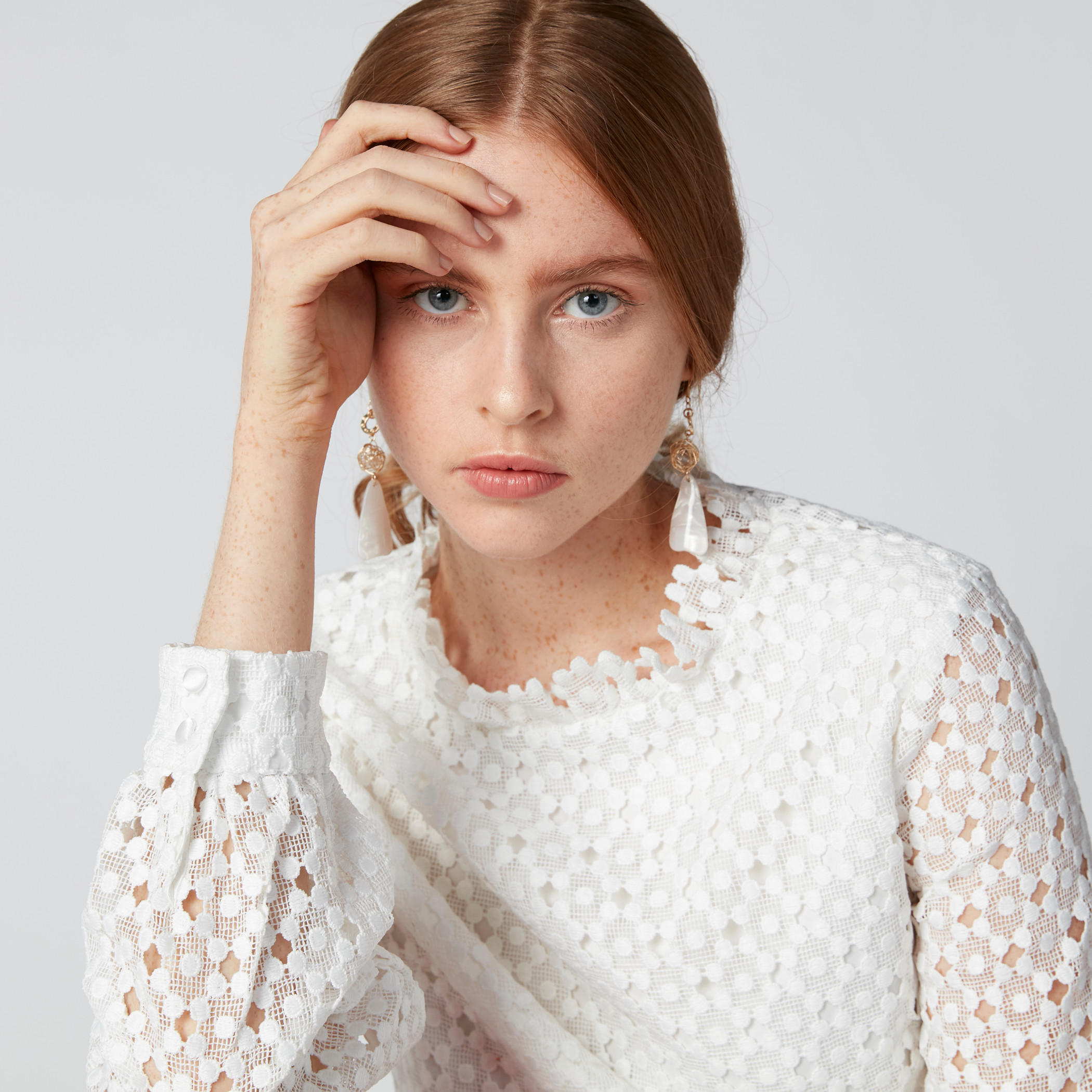 بلوزة بياقة عالية وأكمام طويلة وتفاصيل دانتيل من إيل-women-clothing-shirtsandblouses-blouses-image-1