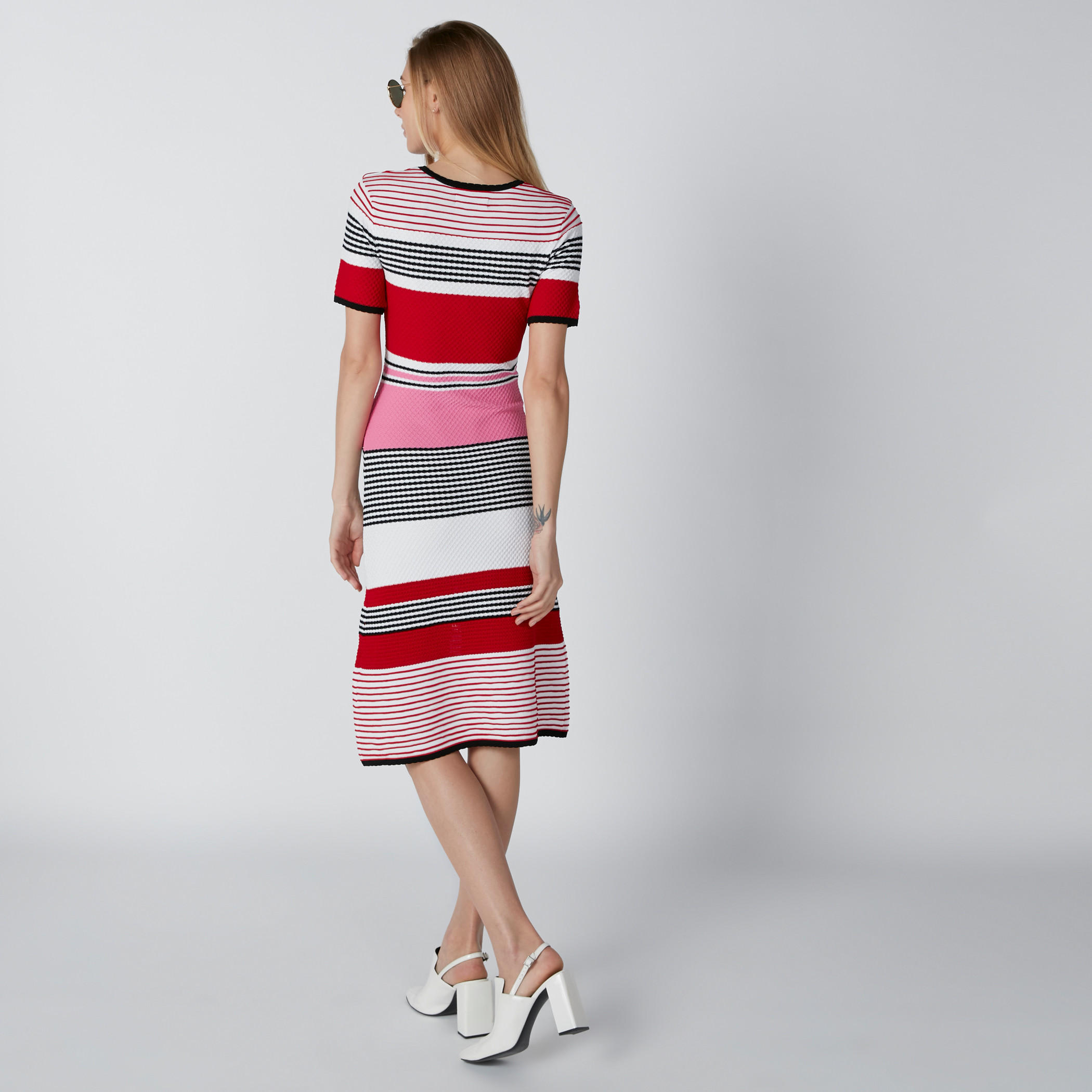 فستان مقلّم واسع متوسط الطول بأكمام قصيرة-women-clothing-dresses-image-2