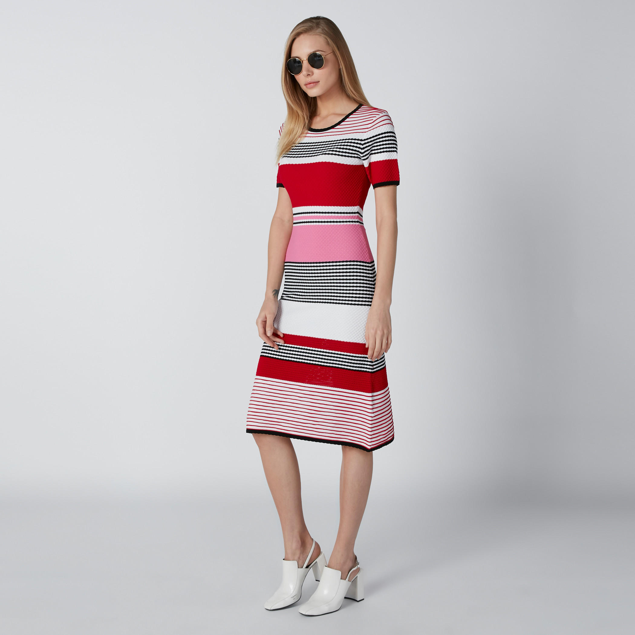 فستان مقلّم واسع متوسط الطول بأكمام قصيرة-women-clothing-dresses-image-3