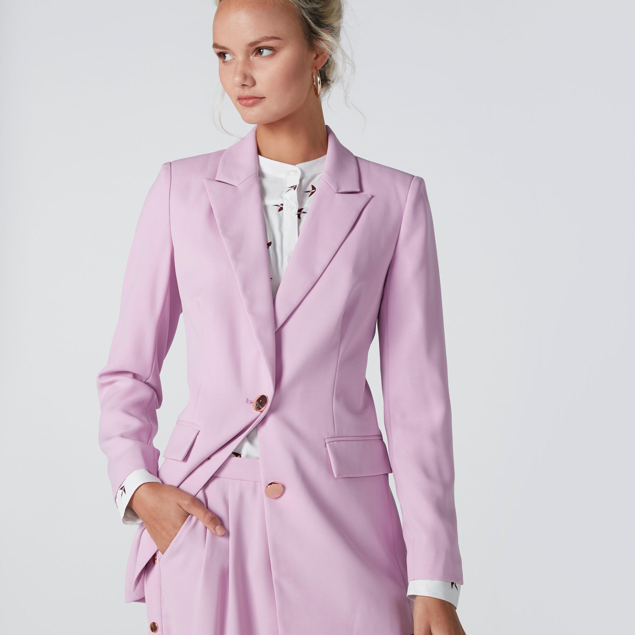 جاكيت رسمي بجيوب وزر إغلاق-women-clothing-coatsandjackets-blazers-image-3