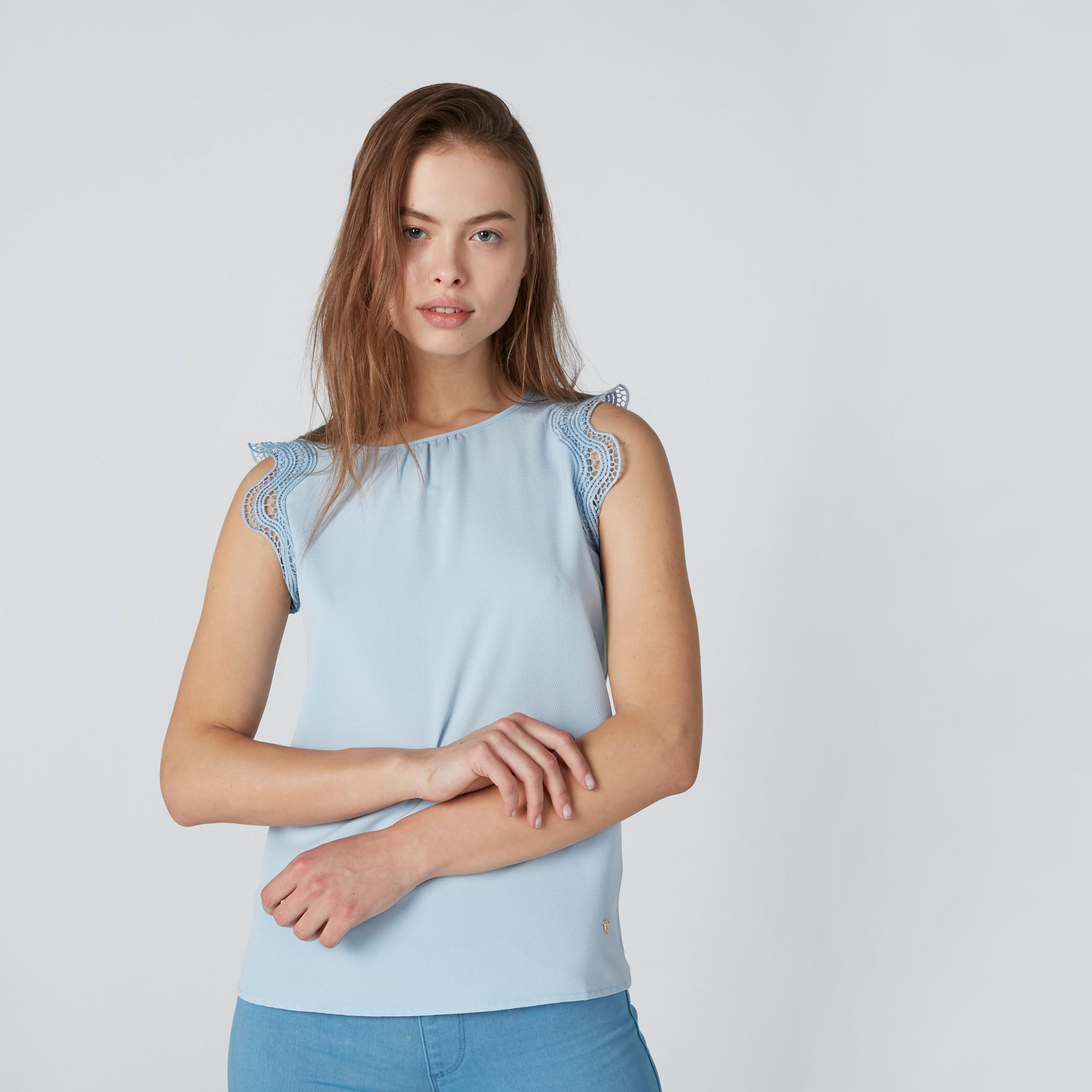 بلوزة دون أكمام بياقة مستديرة وتفاصيل دانتيل من إيل-women-clothing-shirtsandblouses-blouses-image-1