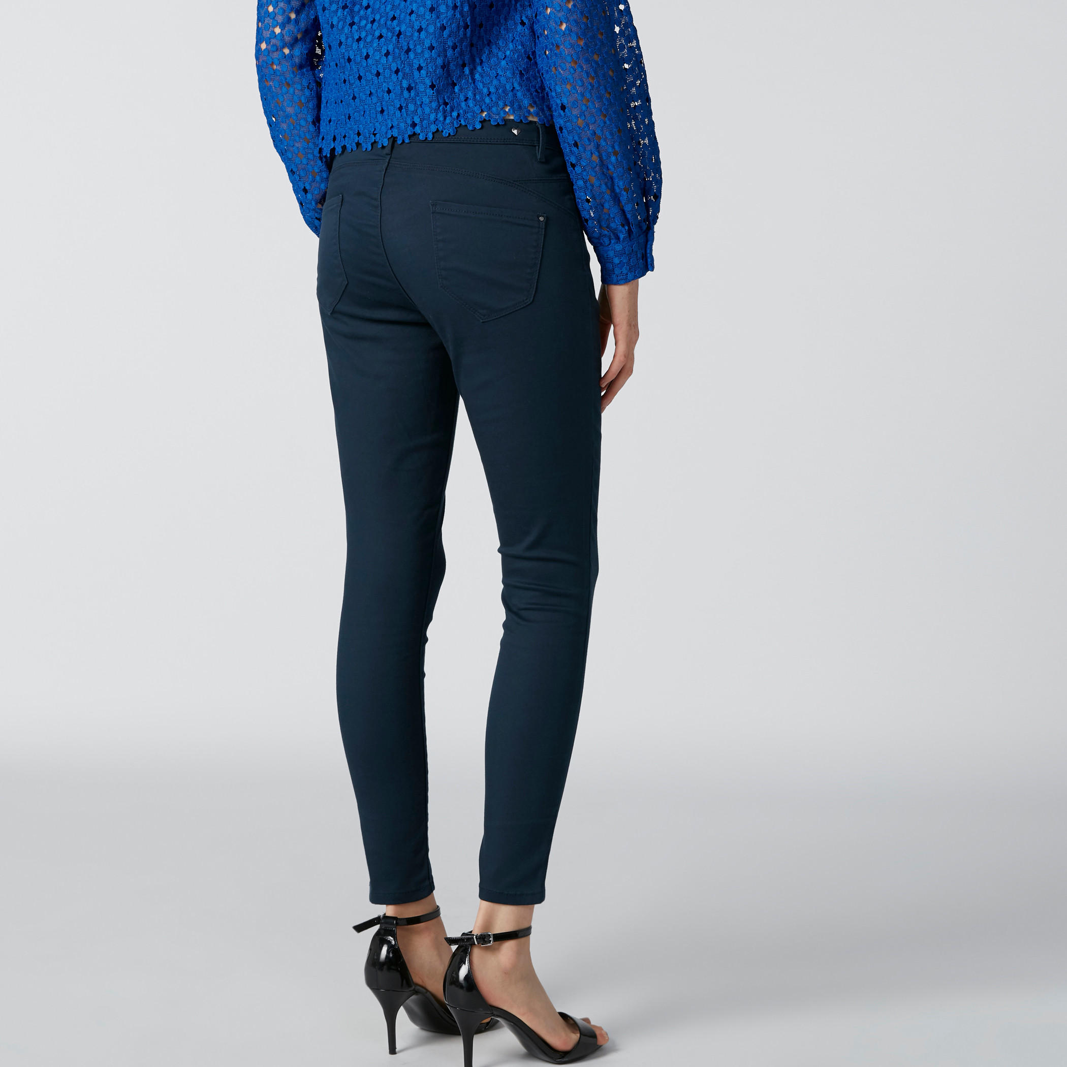 بنطال عالي الخصر بقصّة عادية وجيوب-women-clothing-bottoms-jeans-image-2