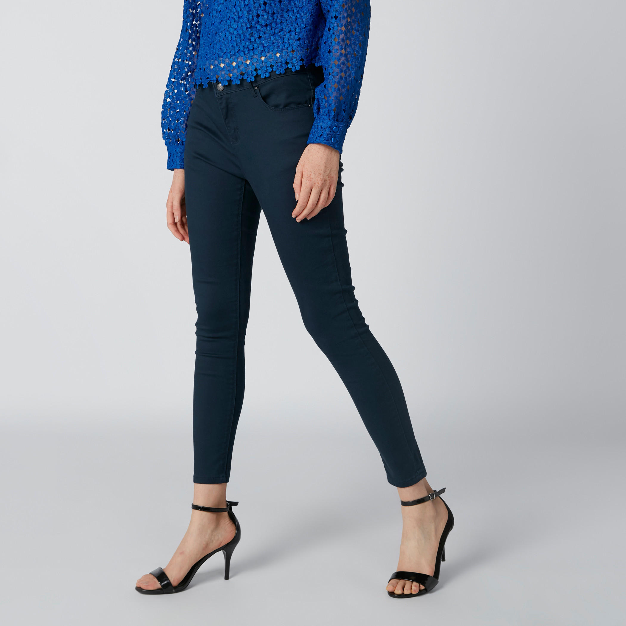 بنطال عالي الخصر بقصّة عادية وجيوب-women-clothing-bottoms-jeans-image-3