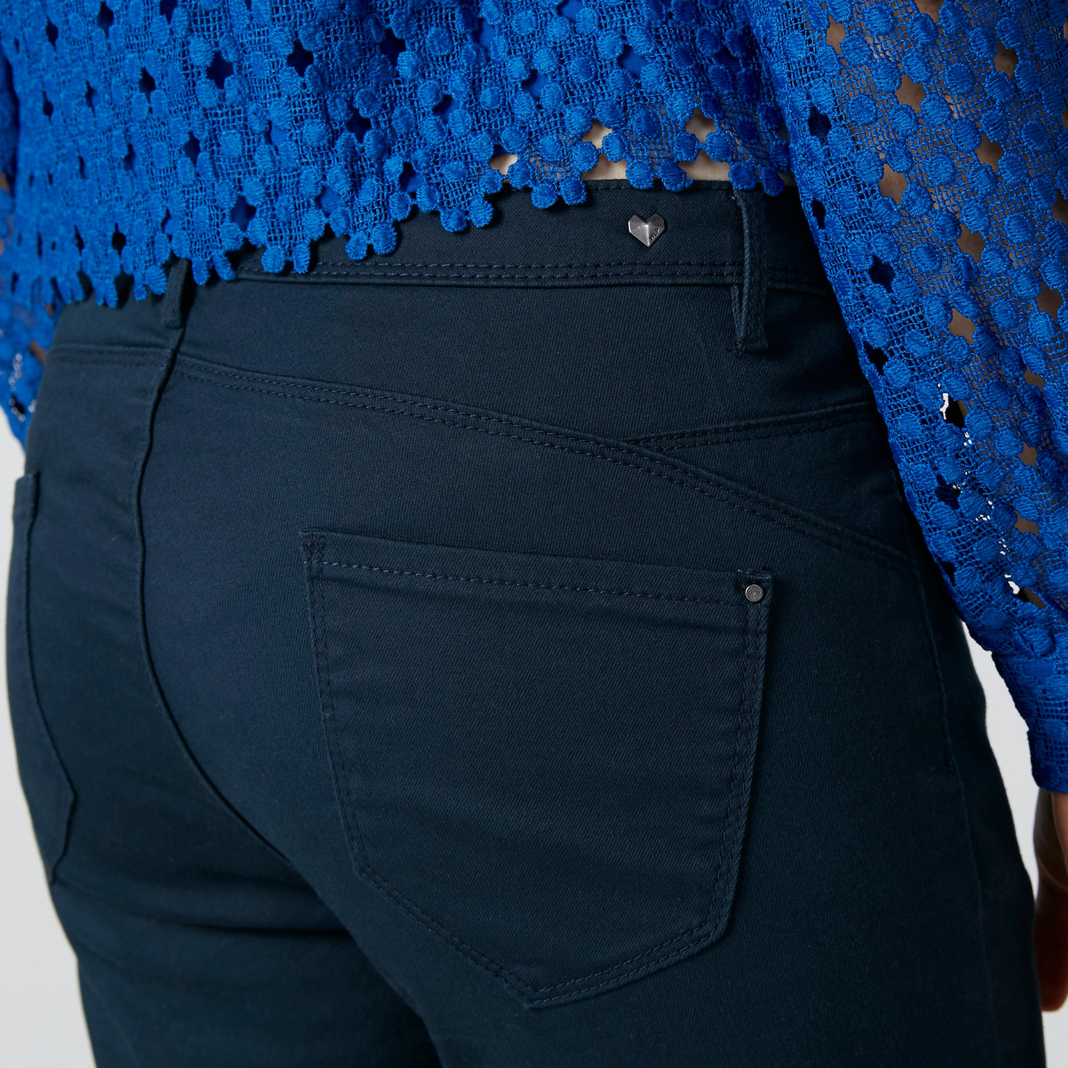 بنطال عالي الخصر بقصّة عادية وجيوب-women-clothing-bottoms-jeans-image-4