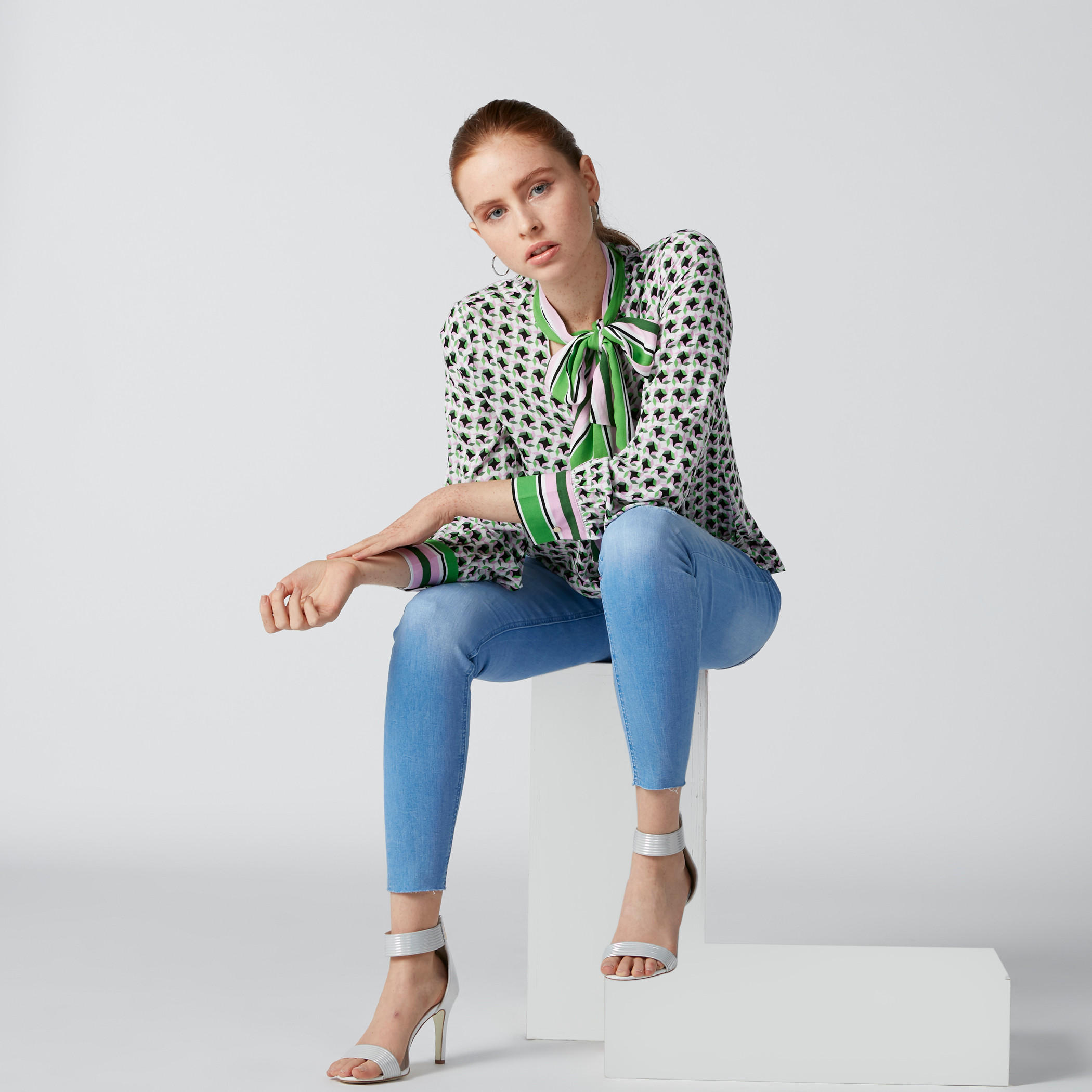 بلوزة بقصّة عادية بياقة V ورباط وطبعات من إيل-women-clothing-shirtsandblouses-blouses-image-2