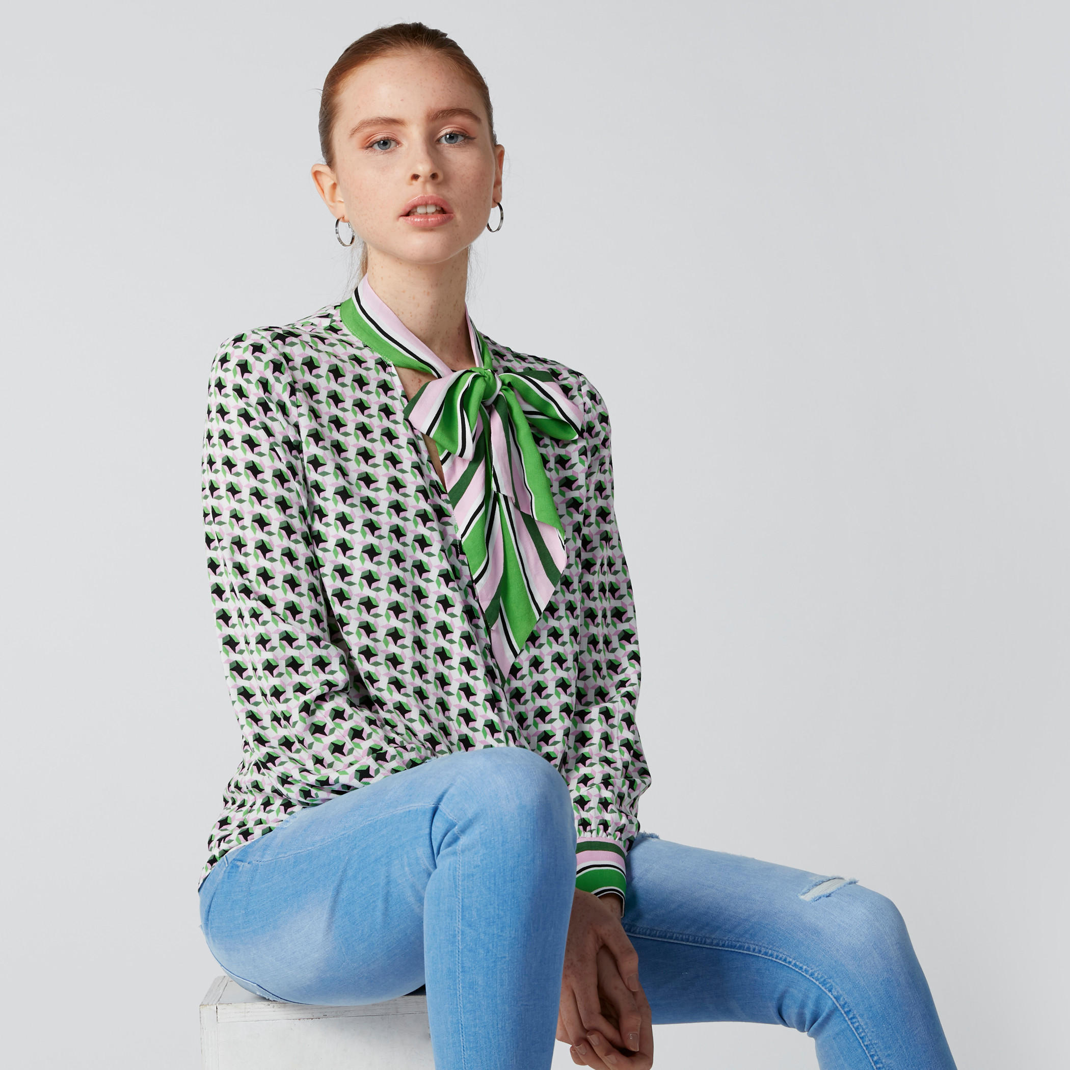 بلوزة بقصّة عادية بياقة V ورباط وطبعات من إيل-women-clothing-shirtsandblouses-blouses-image-1