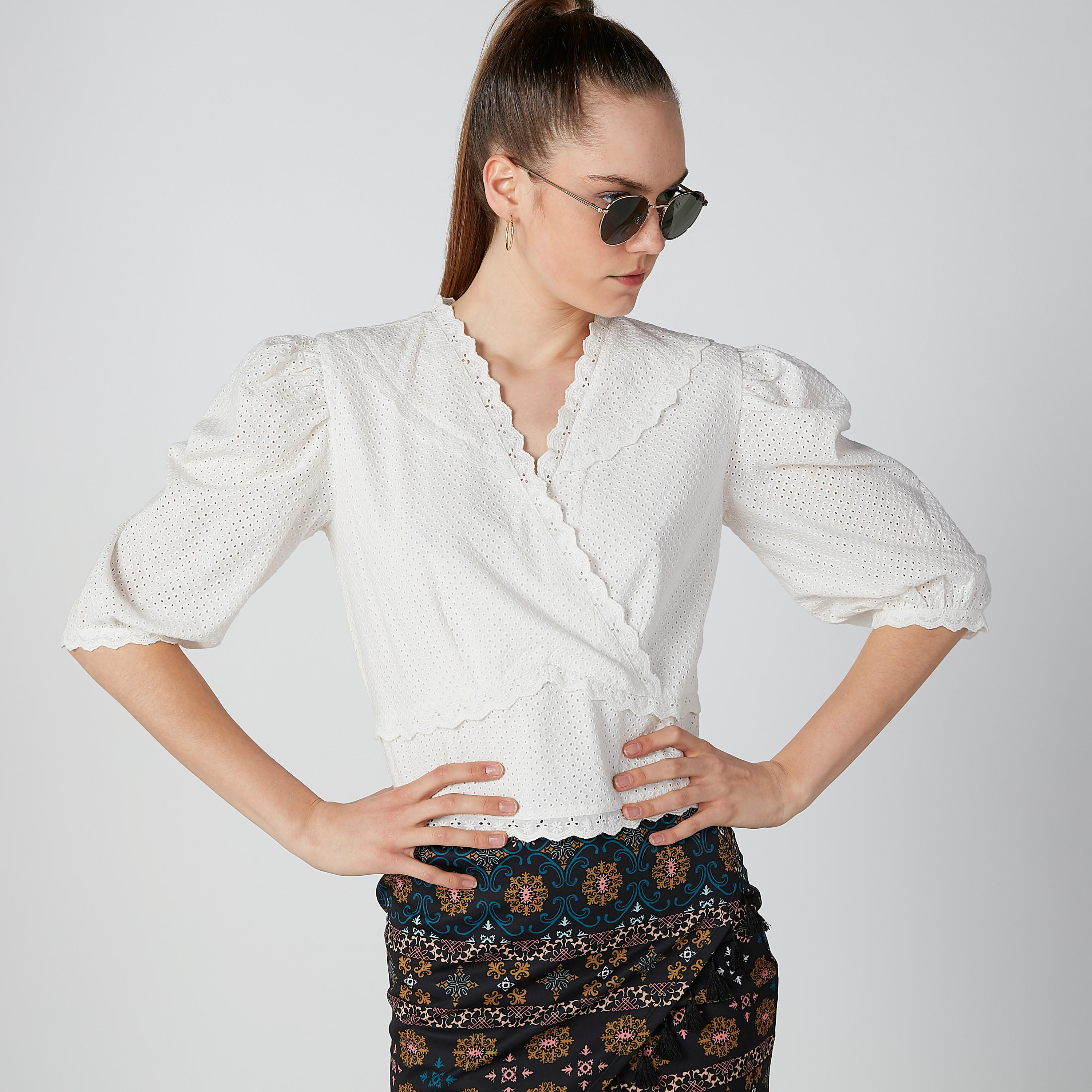بلوزة بياقة V وتفاصيل شيفلي من إيل-women-clothing-shirtsandblouses-blouses-image-1
