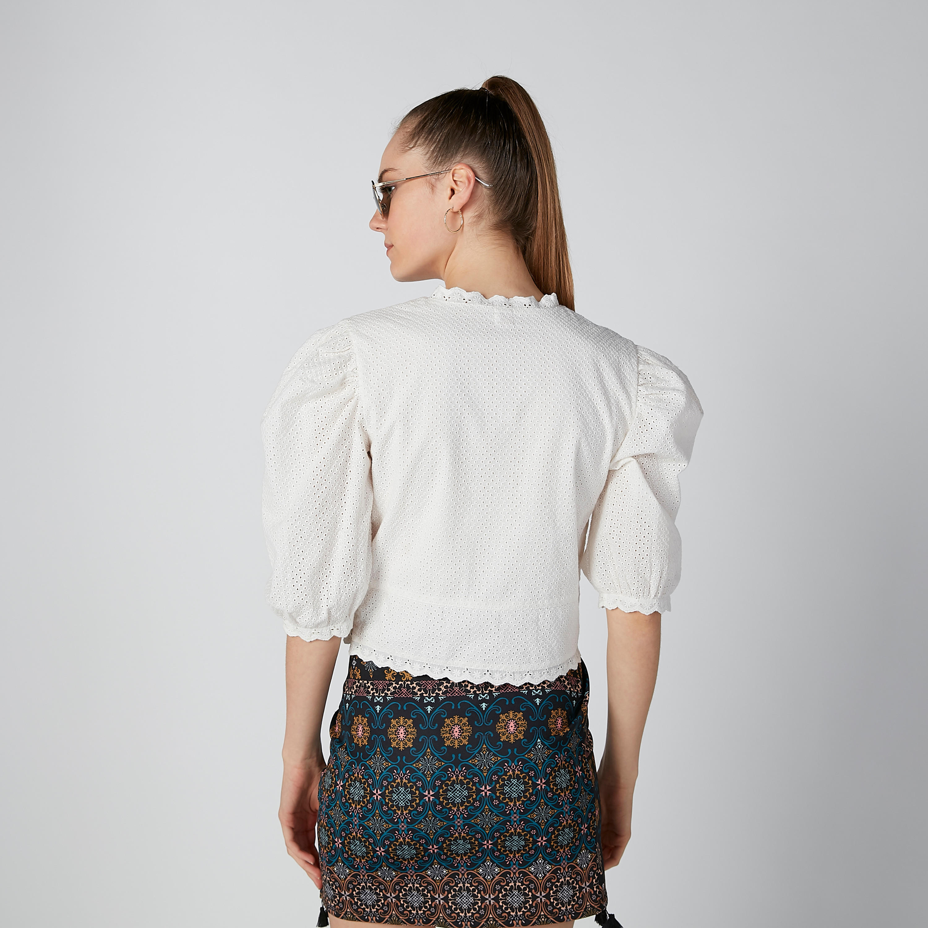بلوزة بياقة V وتفاصيل شيفلي من إيل-women-clothing-shirtsandblouses-blouses-image-2
