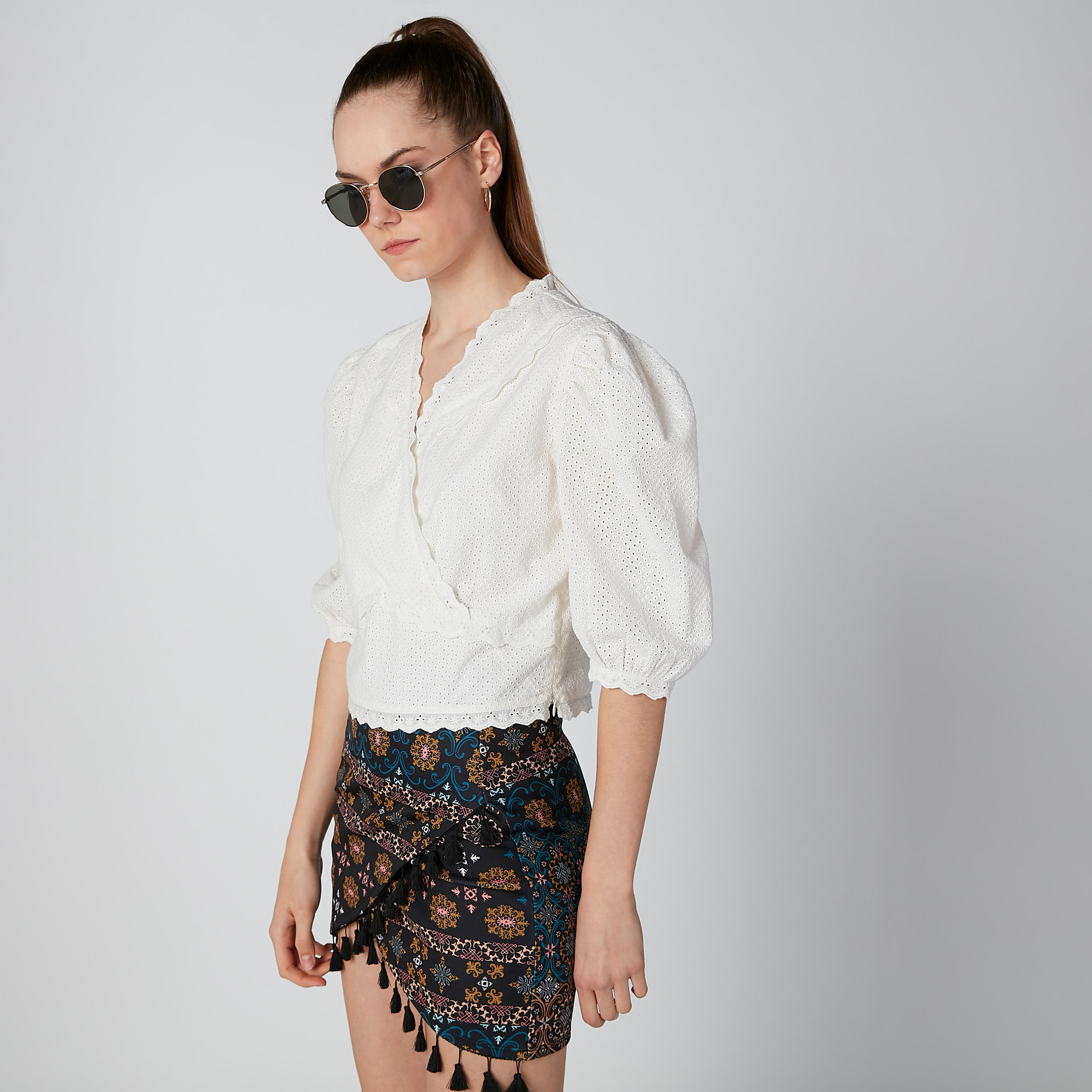 بلوزة بياقة V وتفاصيل شيفلي من إيل-women-clothing-shirtsandblouses-blouses-image-4