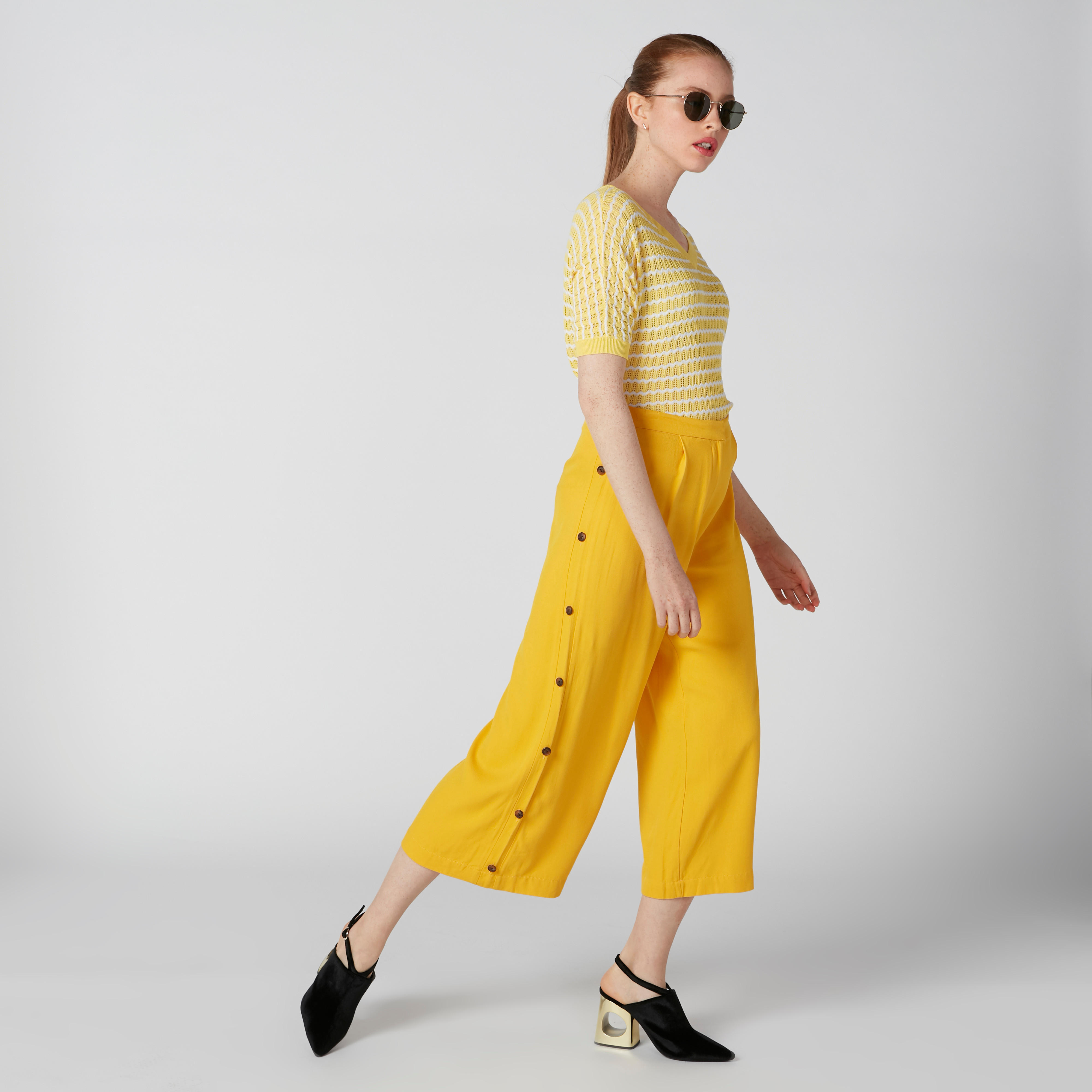 بنطال واسع الساقين بقصّة واسعة وخصر متوسط الارتفاع وأزرار من إيل-women-clothing-bottoms-trousers-image-1