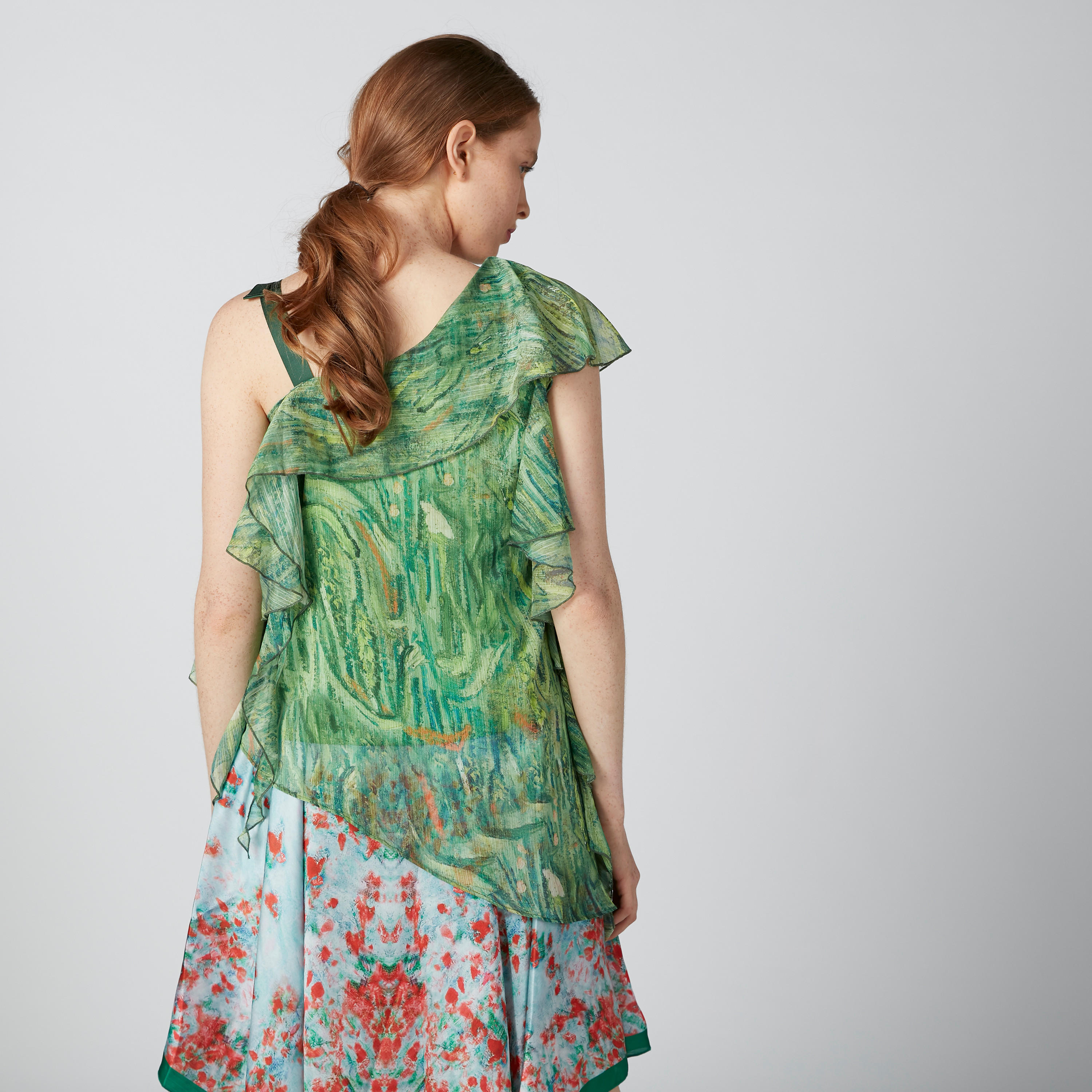بلوزة بقصّة عادية وكتف واحد وتفاصيل كشكش وطبعات من إيل-women-clothing-shirtsandblouses-blouses-image-2
