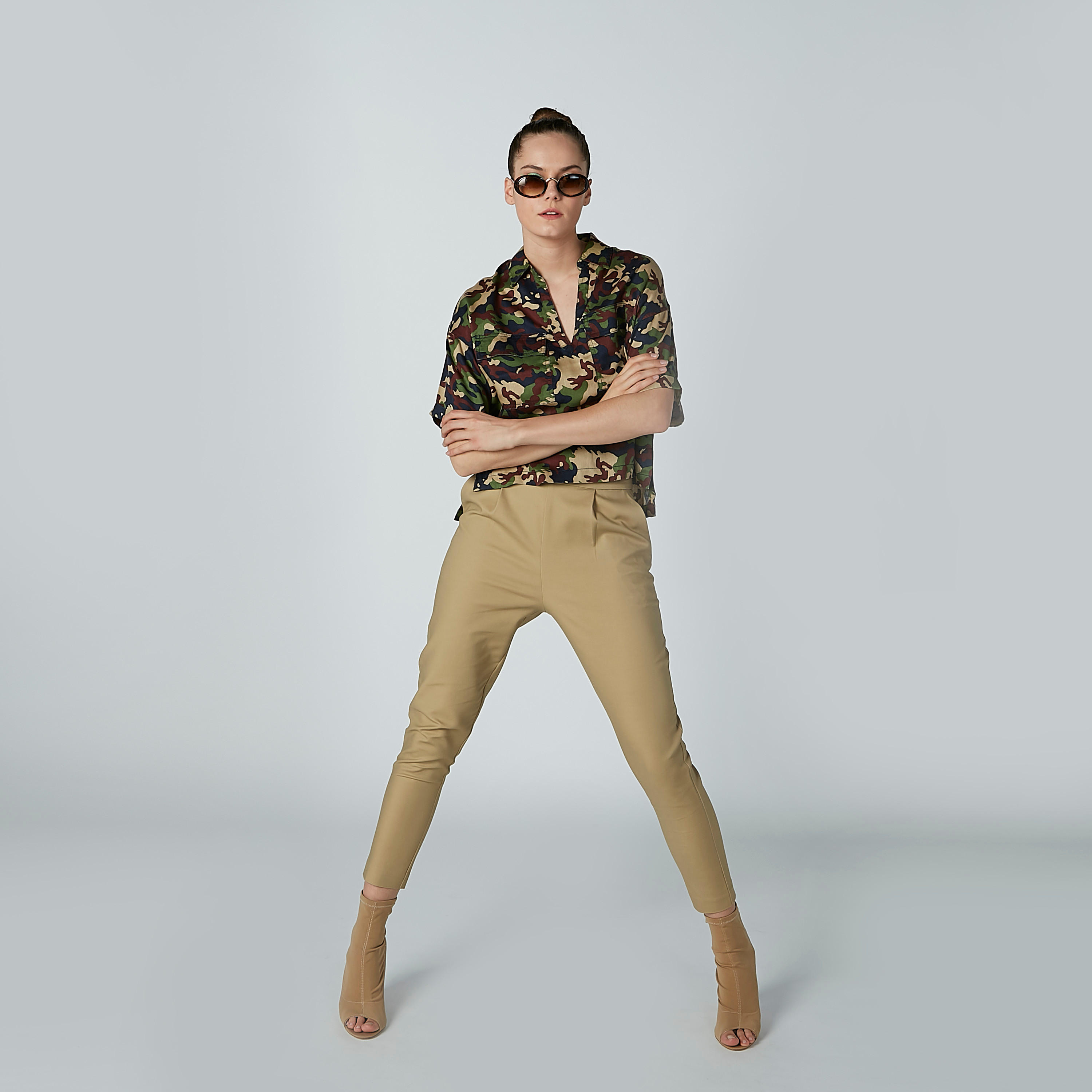 بنطال قصير بقصّة سليم وخصر متوسط الارتفاع وجيوب من إيل-women-clothing-bottoms-trousers-image-2
