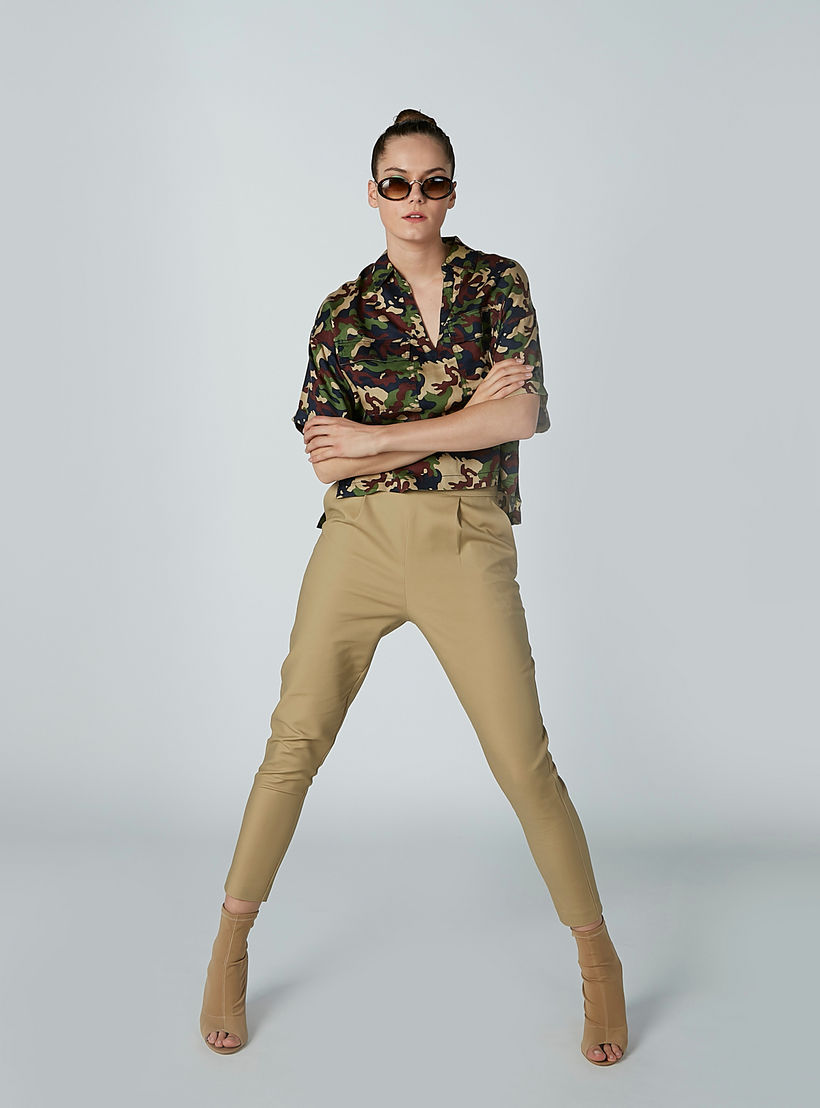 بنطال قصير بقصّة سليم وخصر متوسط الارتفاع وجيوب من إيل-women-clothing-bottoms-trousers-image-2