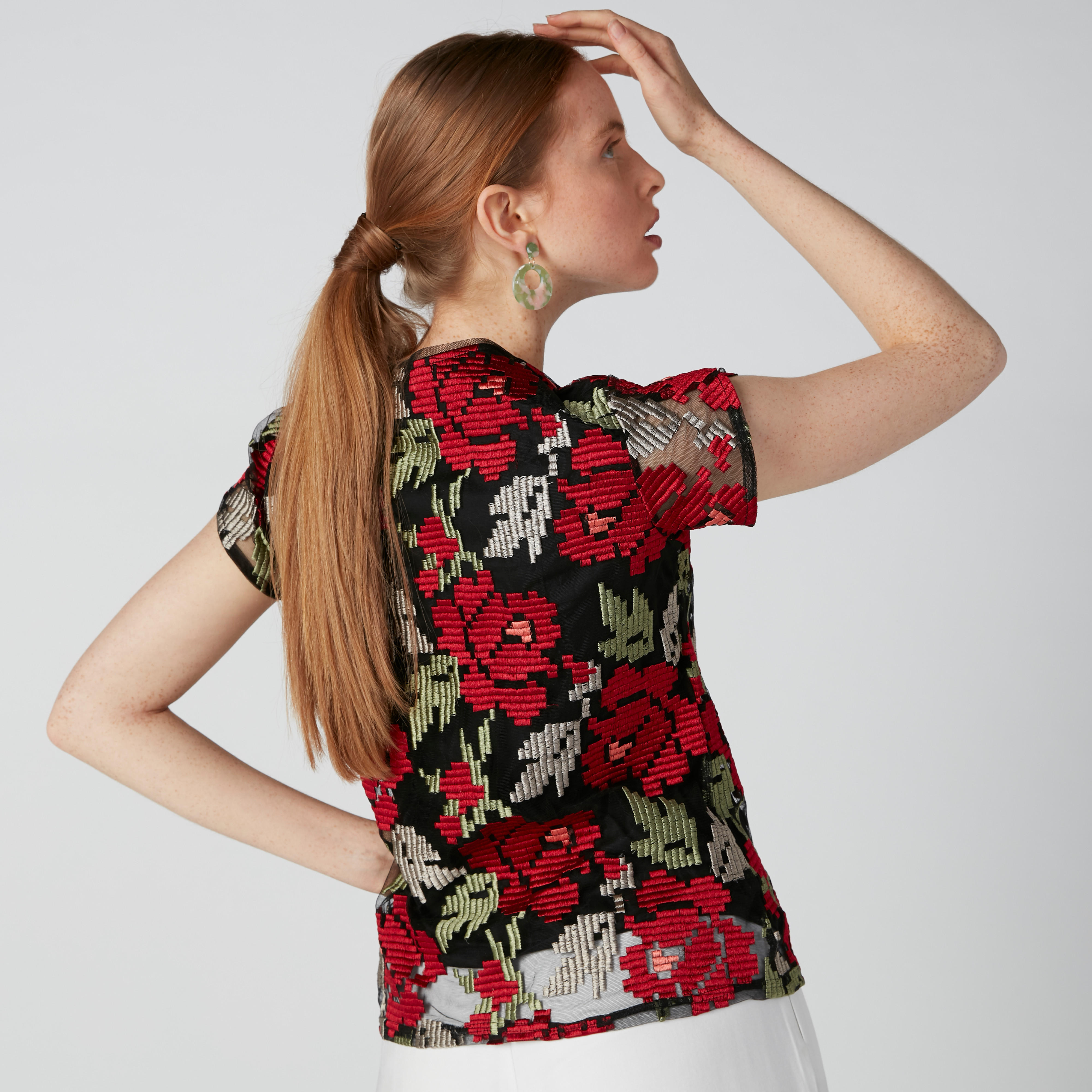 بلوزة بياقة مستديرة وأكمام كاب وتطريز زهري من إيل-women-clothing-shirtsandblouses-blouses-image-3