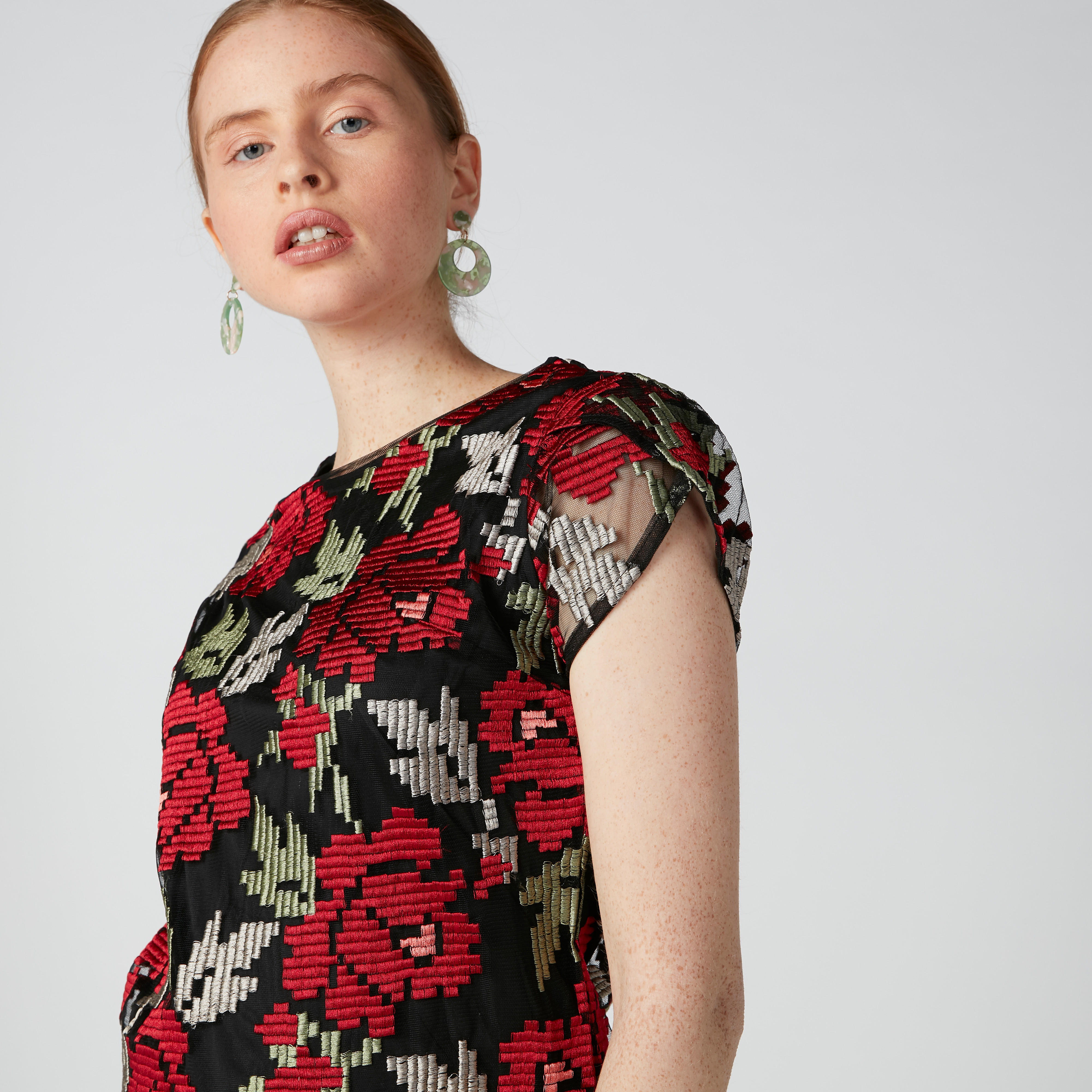 بلوزة بياقة مستديرة وأكمام كاب وتطريز زهري من إيل-women-clothing-shirtsandblouses-blouses-image-5